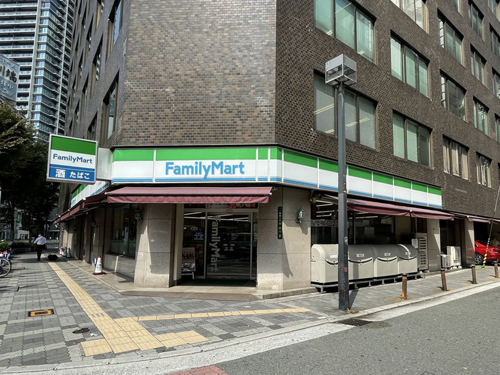 徒歩1分のファミリーマート梅田中津店