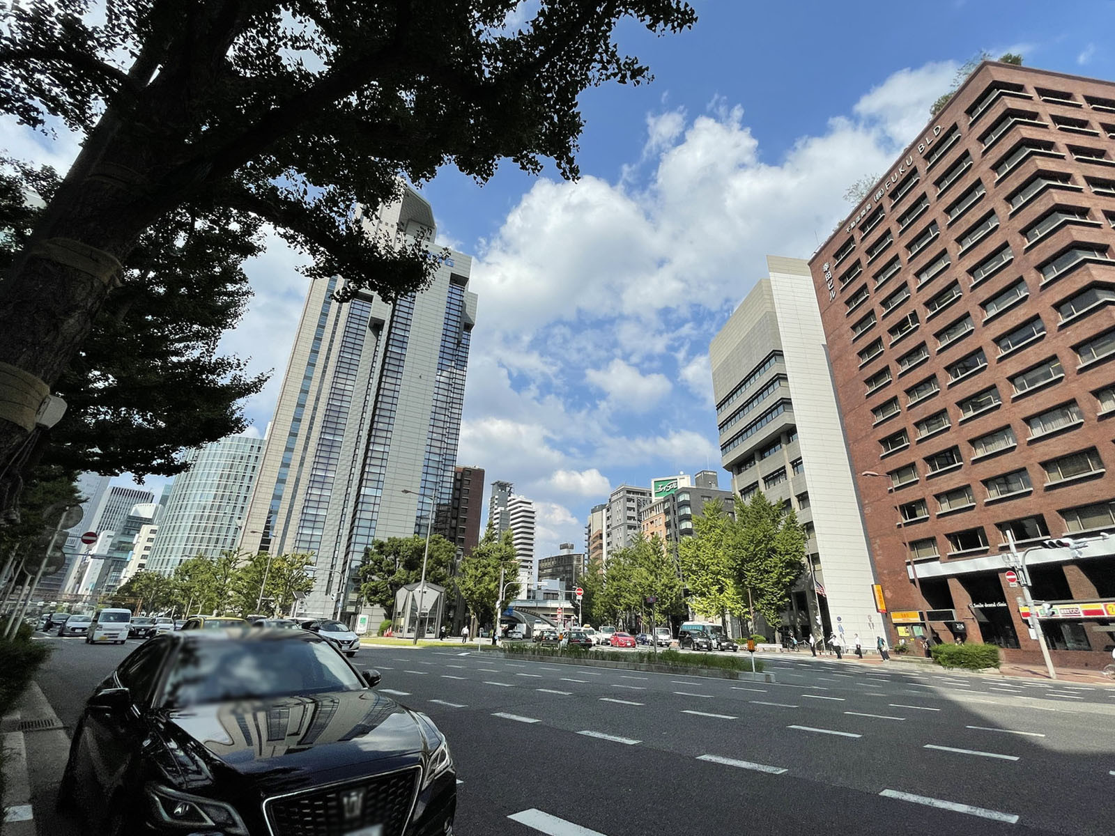 梅田滋賀ビル前面の御堂筋