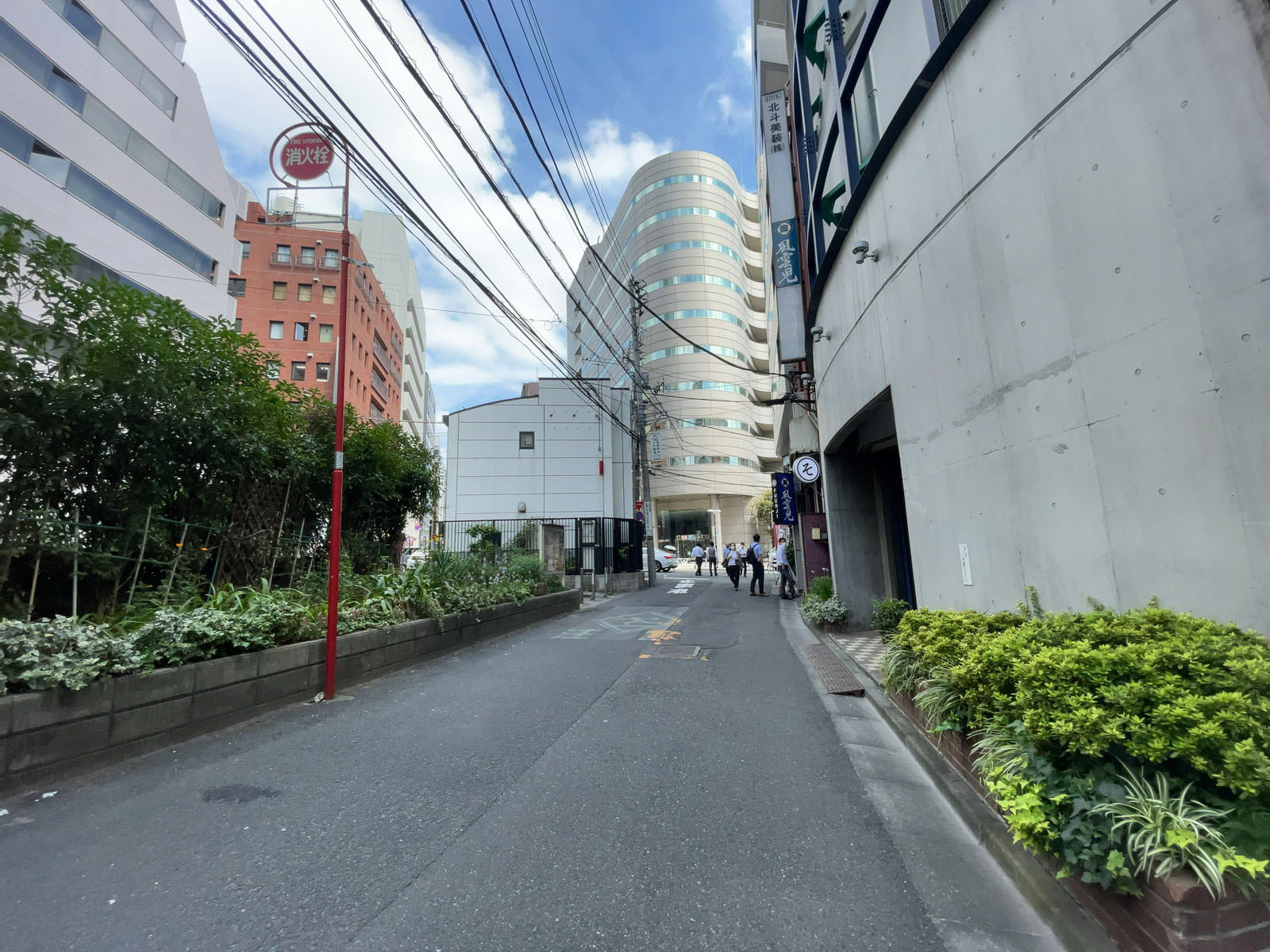 加瀬ビル前面の通り