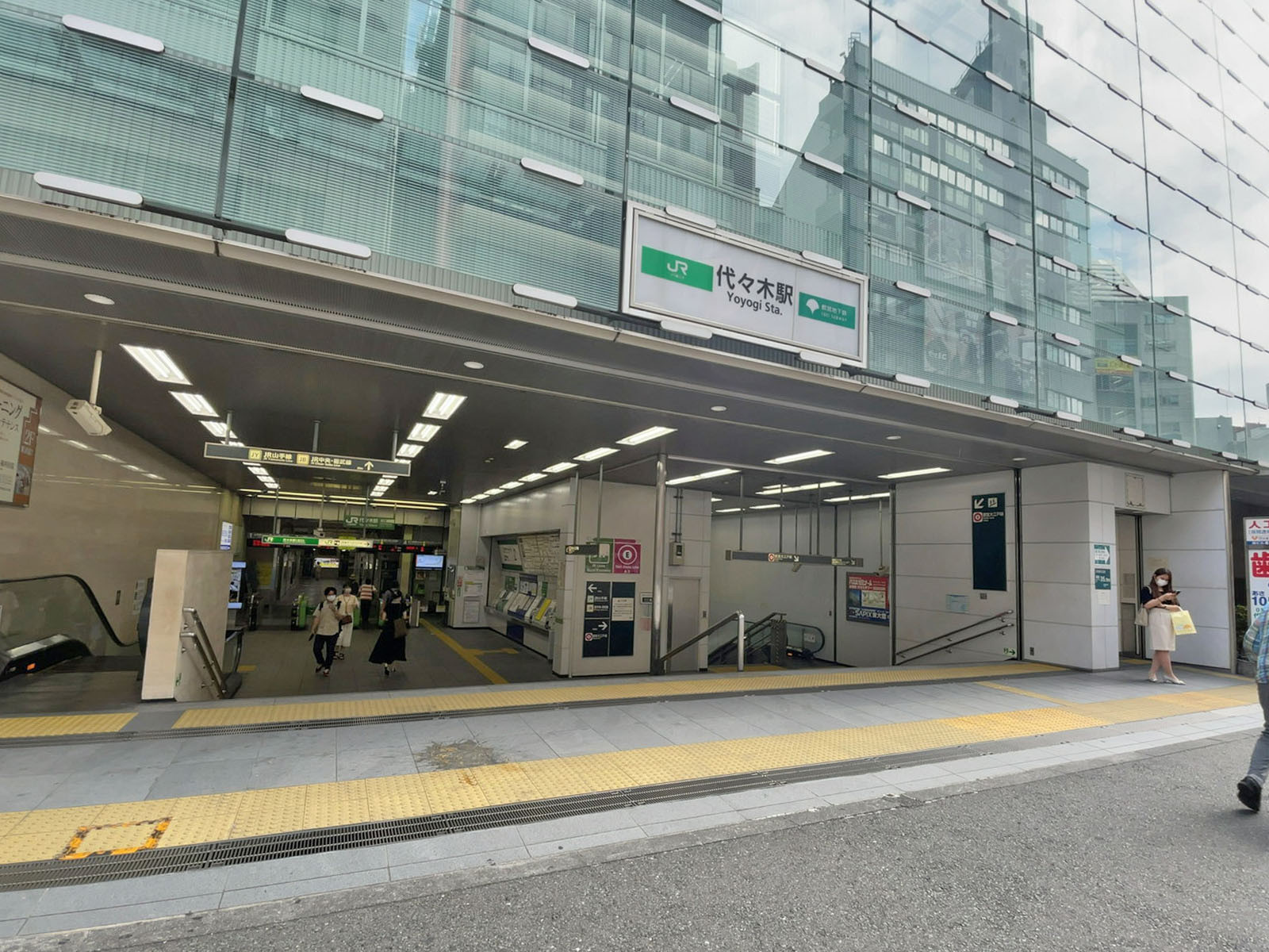 最寄りの「代々木駅」