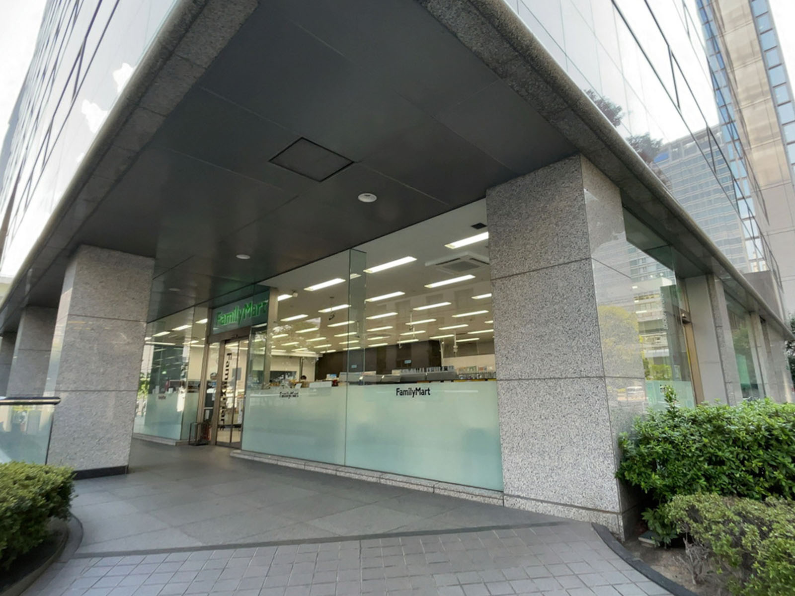 徒歩1分のファミリーマート堂島浜店