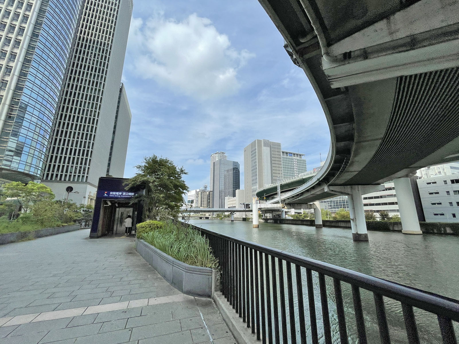 ビル横の堂島川