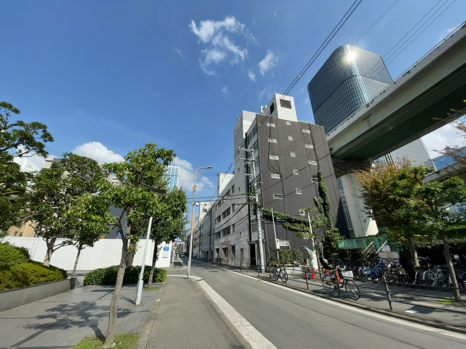 東洋紡ビル前面の通り