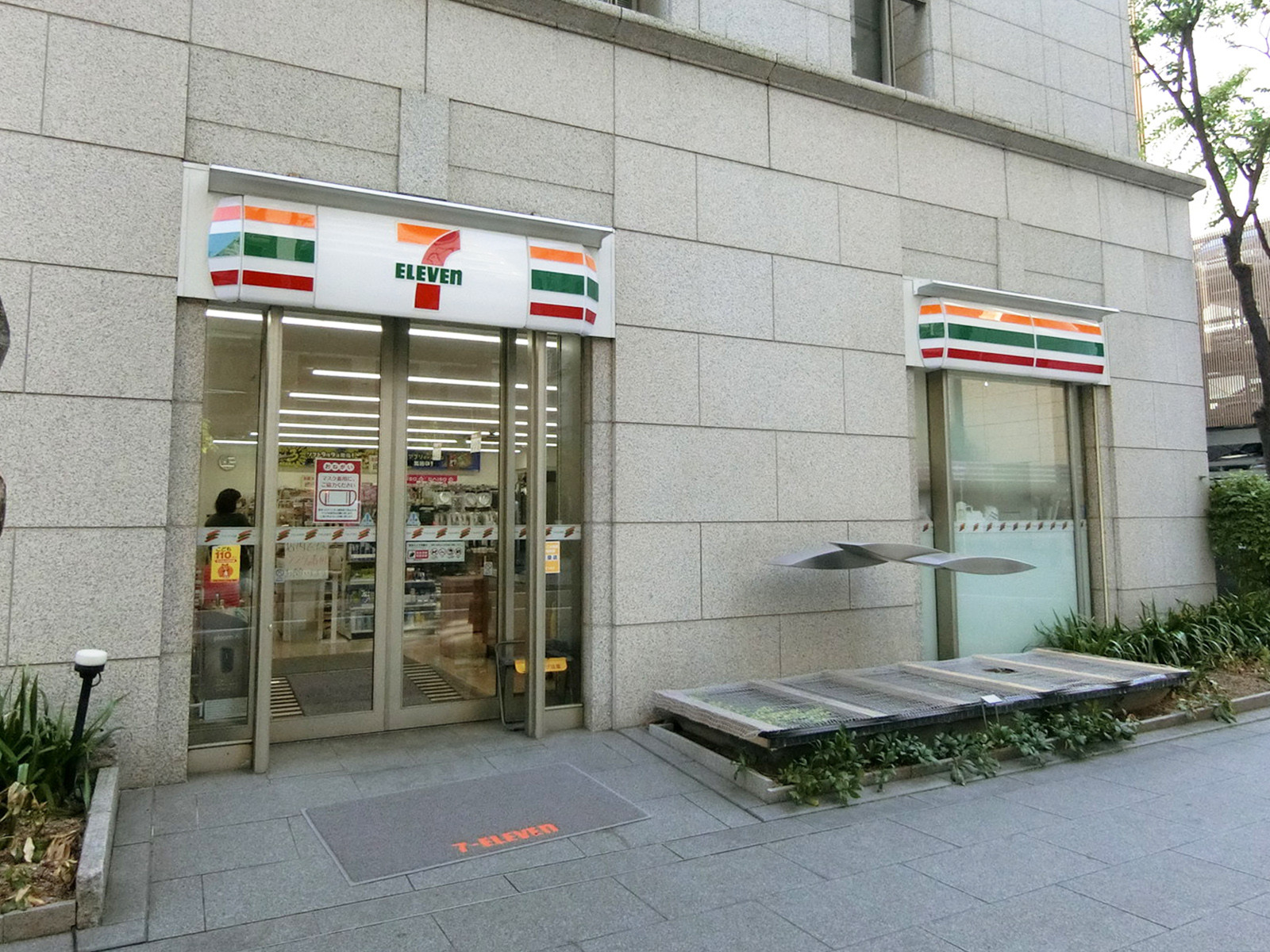 徒歩1分のセブン-イレブン 大阪今橋2丁目店