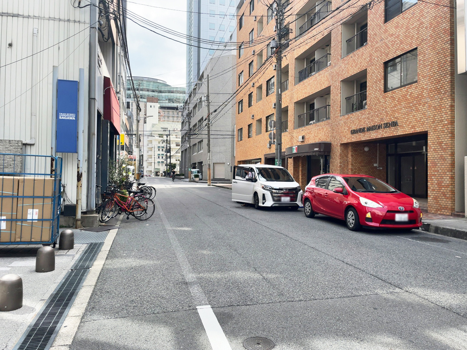 ゼニヤベストビル前面の安土町通