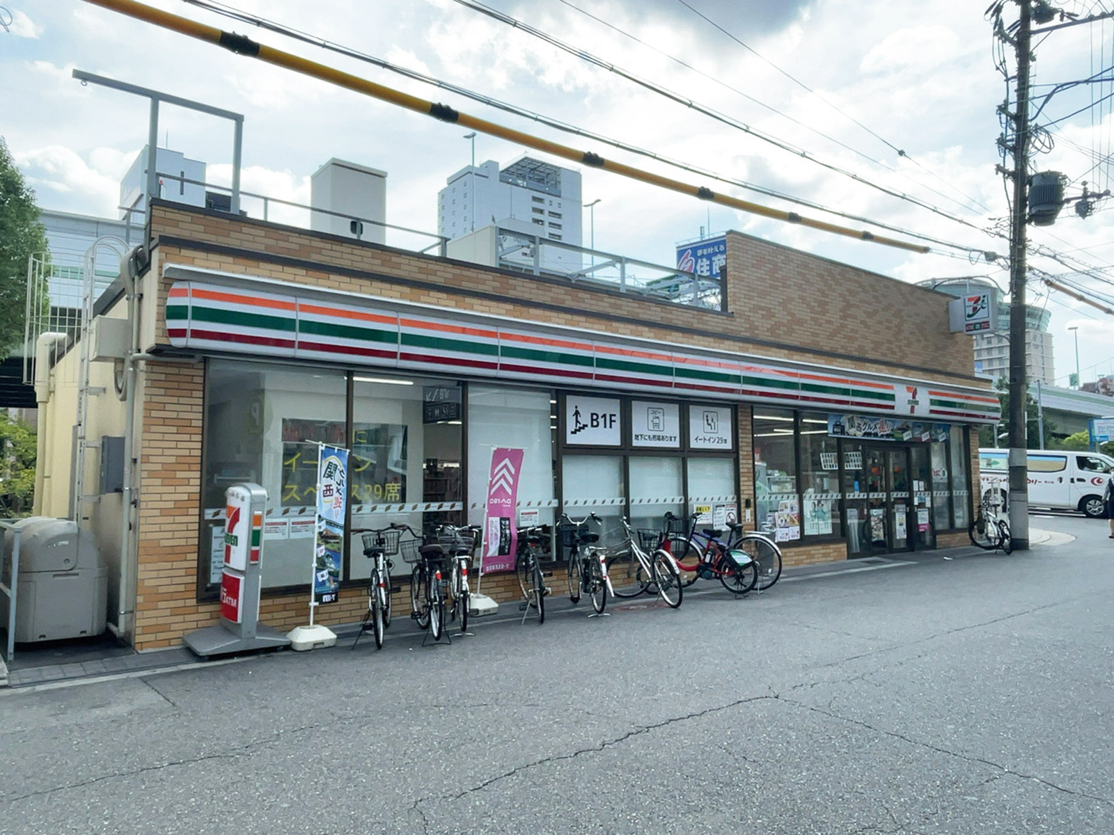 向かいのセブン-イレブン大阪大手橋前店