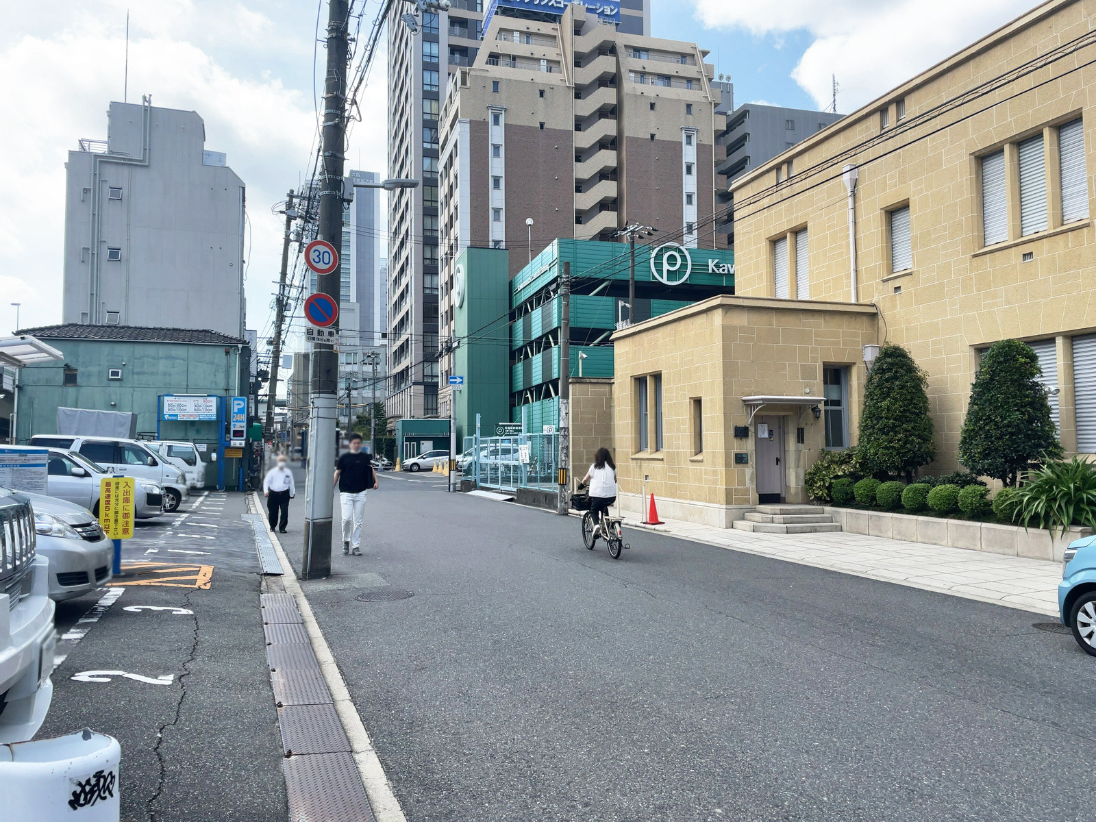 ニュー淡路町ビル前面の箒屋町筋