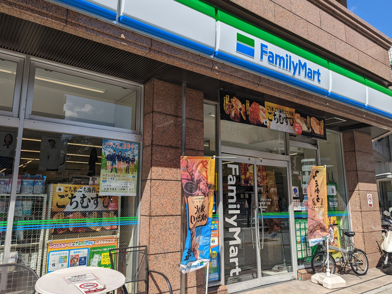 徒歩2分のファミリーマート谷町四丁目店
