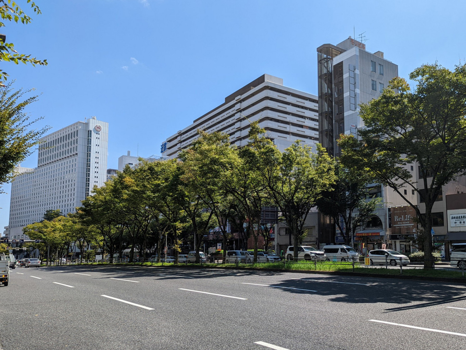 オフィス前面の千日前通