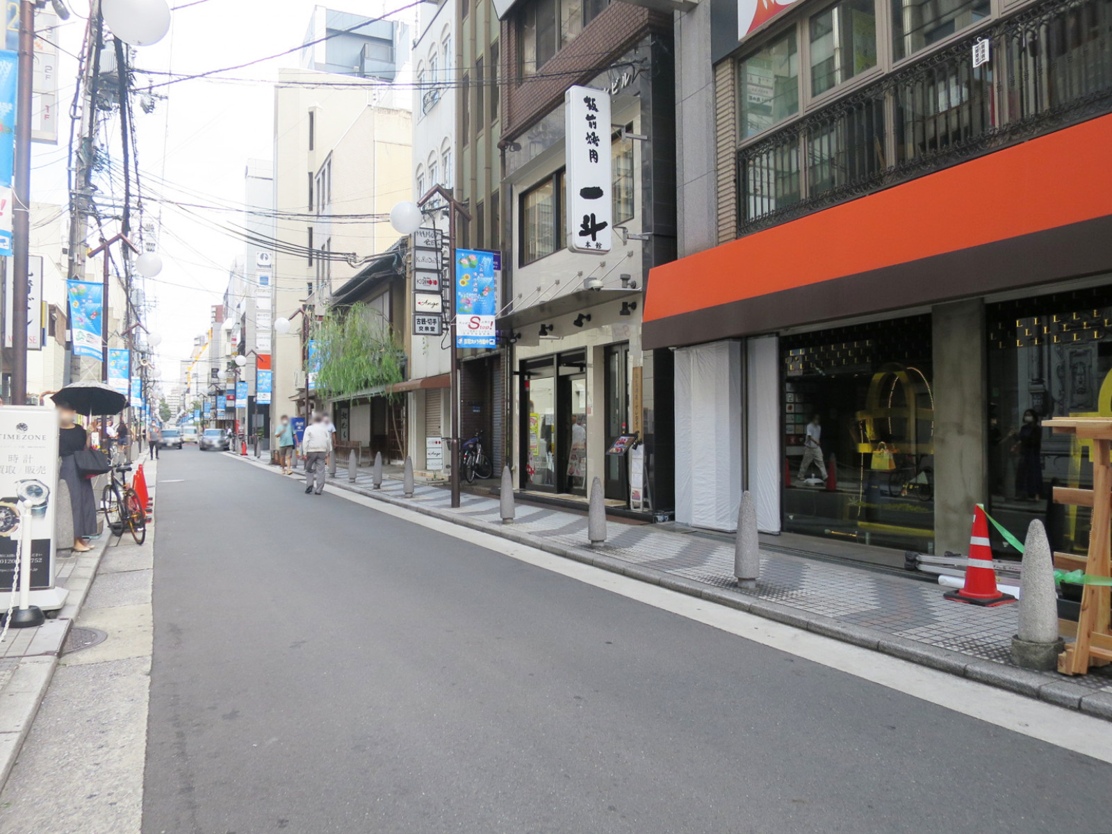 鶴の巣ビル前面通り