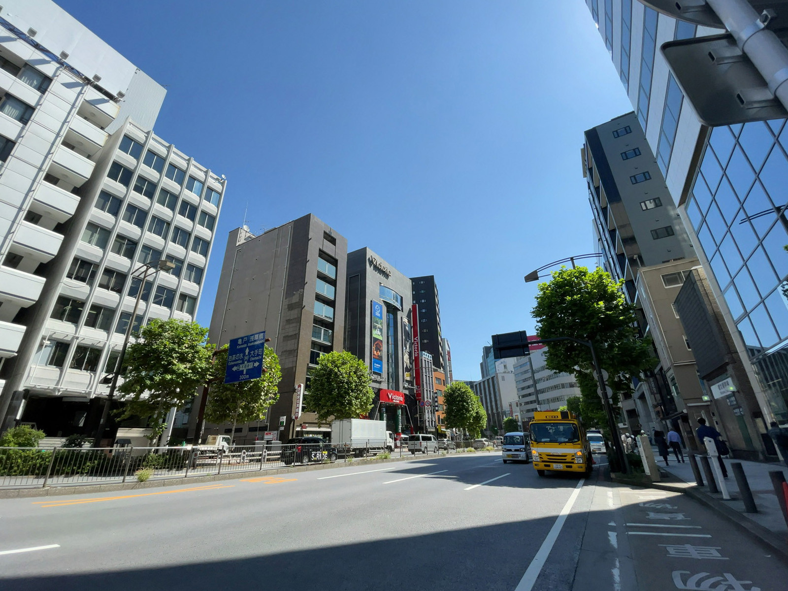 HF神田小川町ビルディング前面の靖国通り