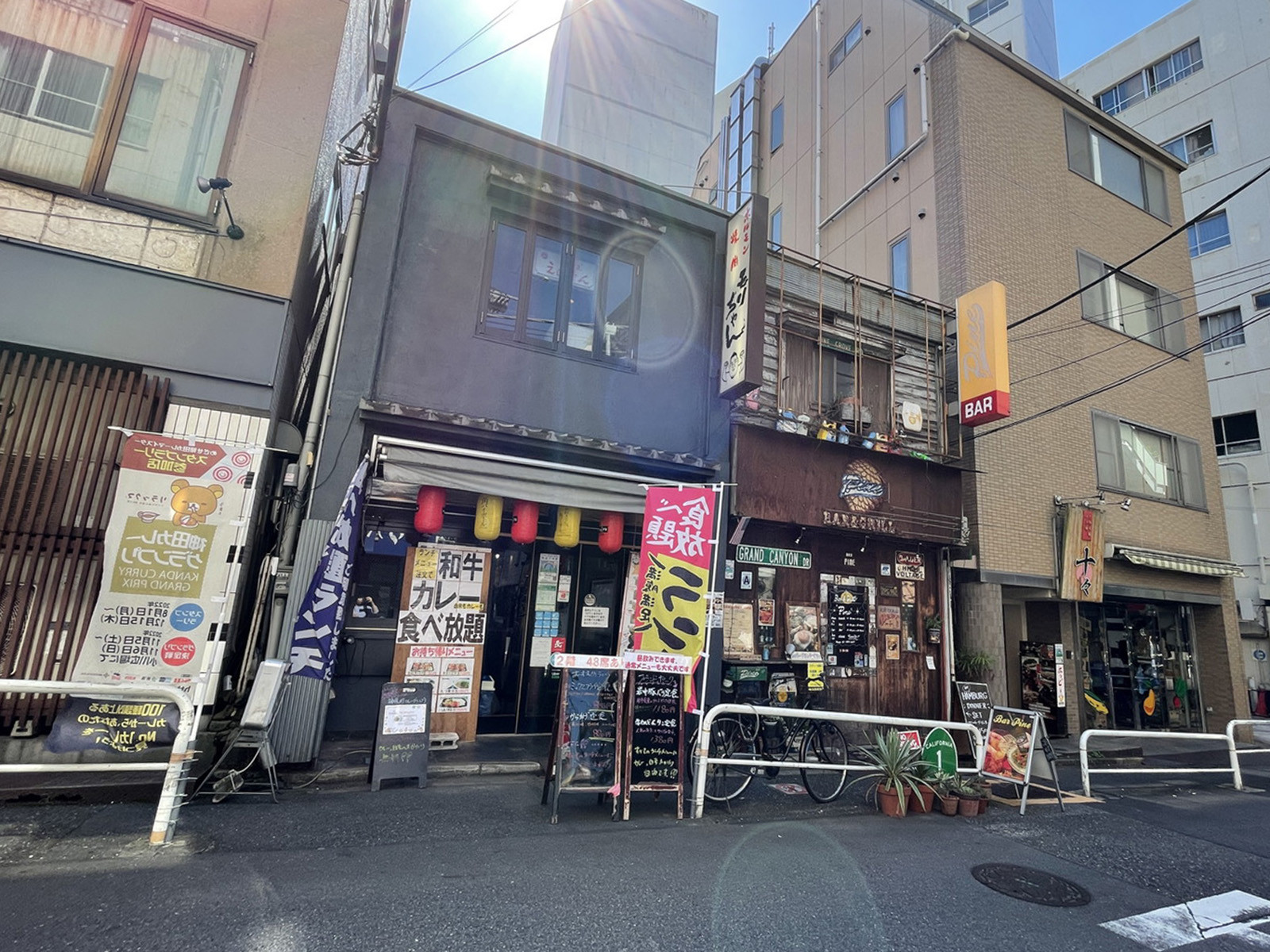 周辺には飲食店が点在