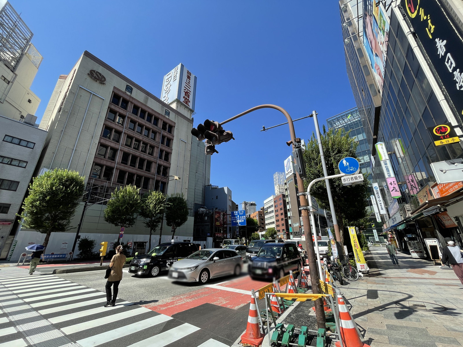 付近の靖国通り