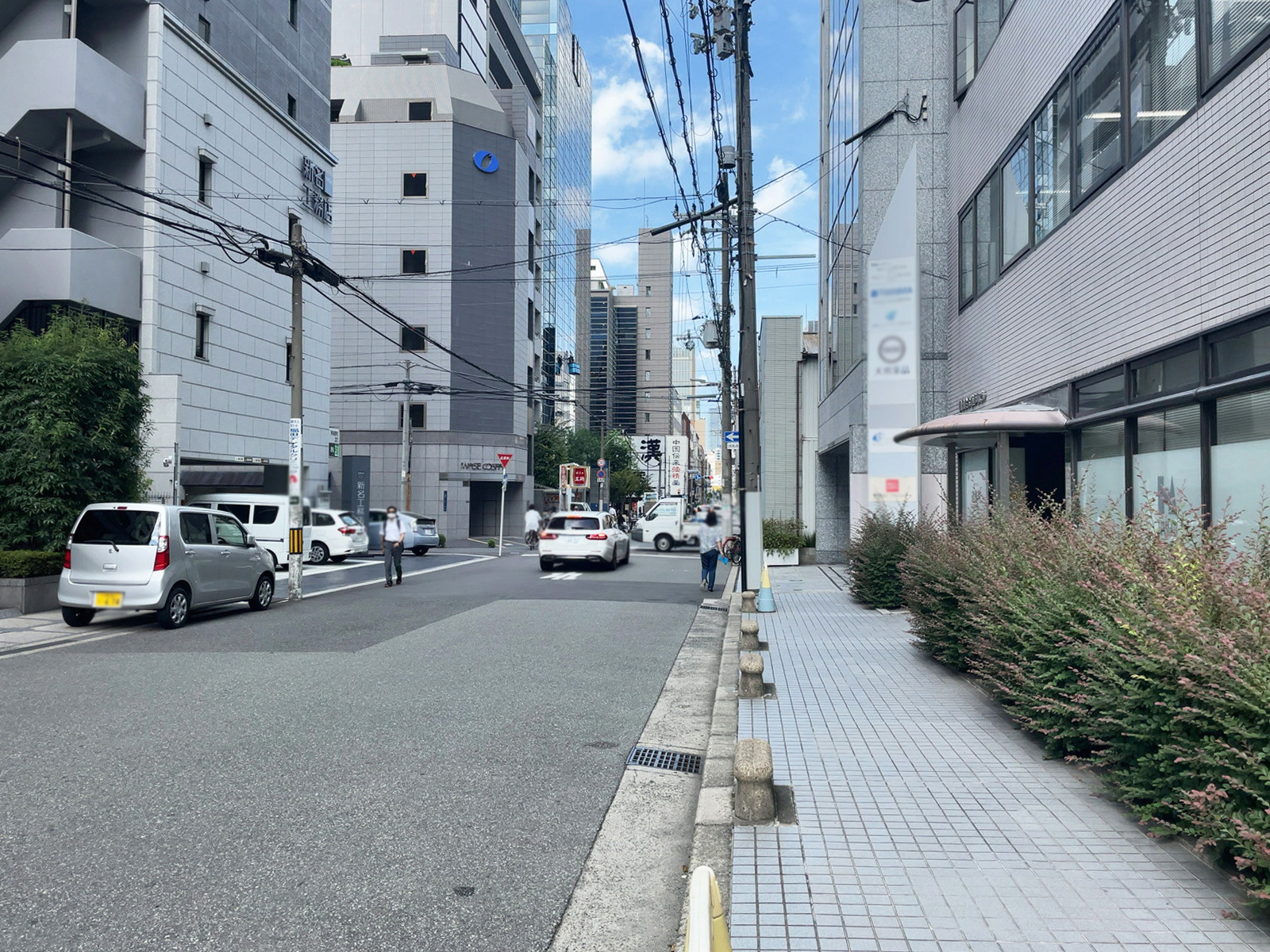 ミフネ道修町ビル前面の道修町通