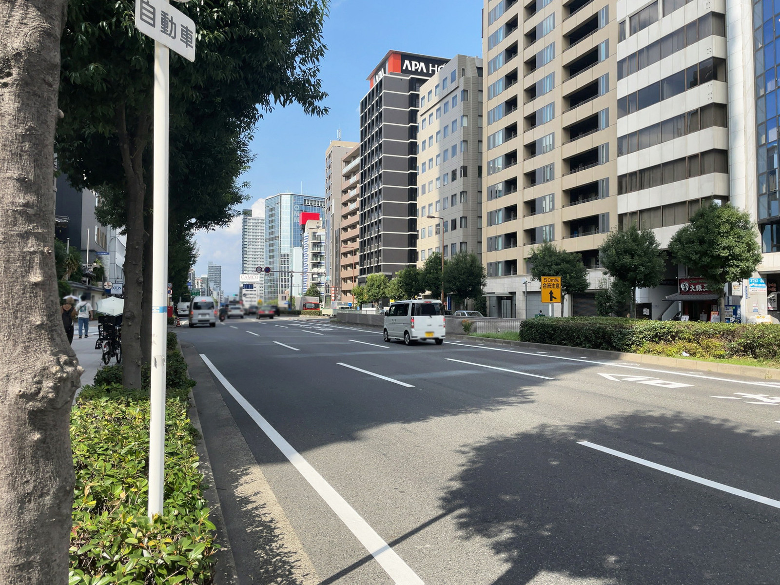 リアライズ大手前ビル前面の谷町筋