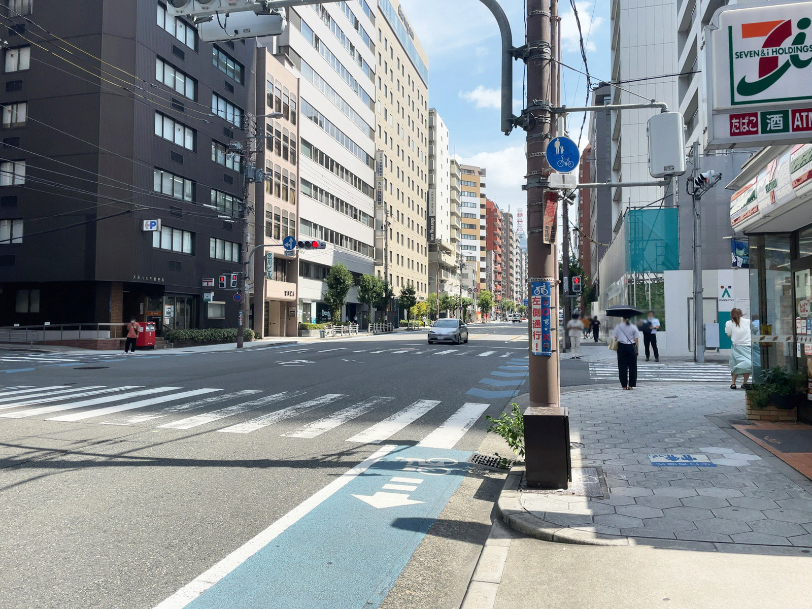 大阪U2ビル前面の本町通