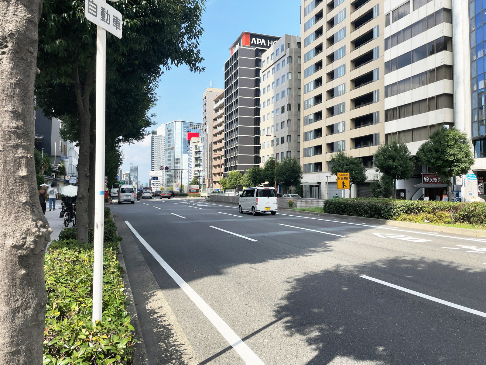 大手前ビル前面の谷町筋