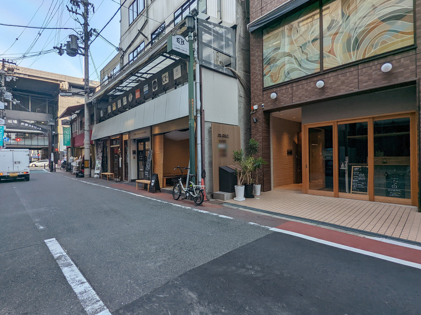 PD・CRESTビル前面の通り