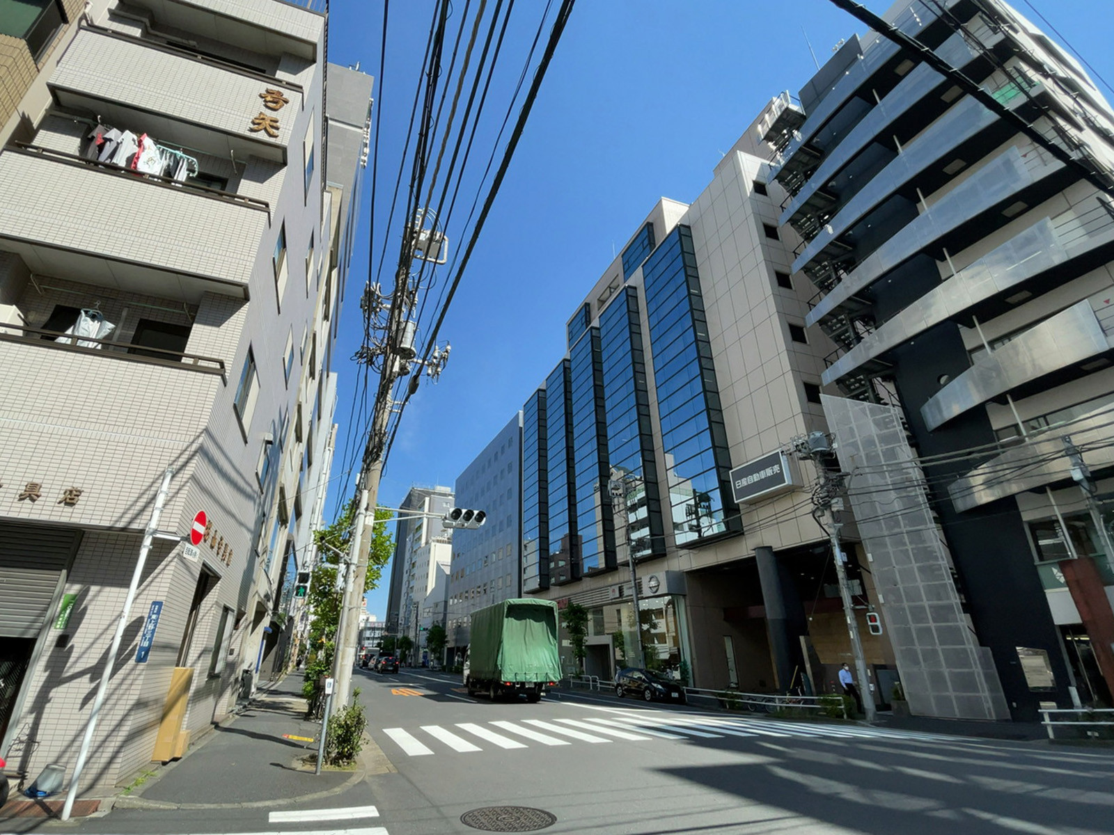 サンフィールドビル前面の通り