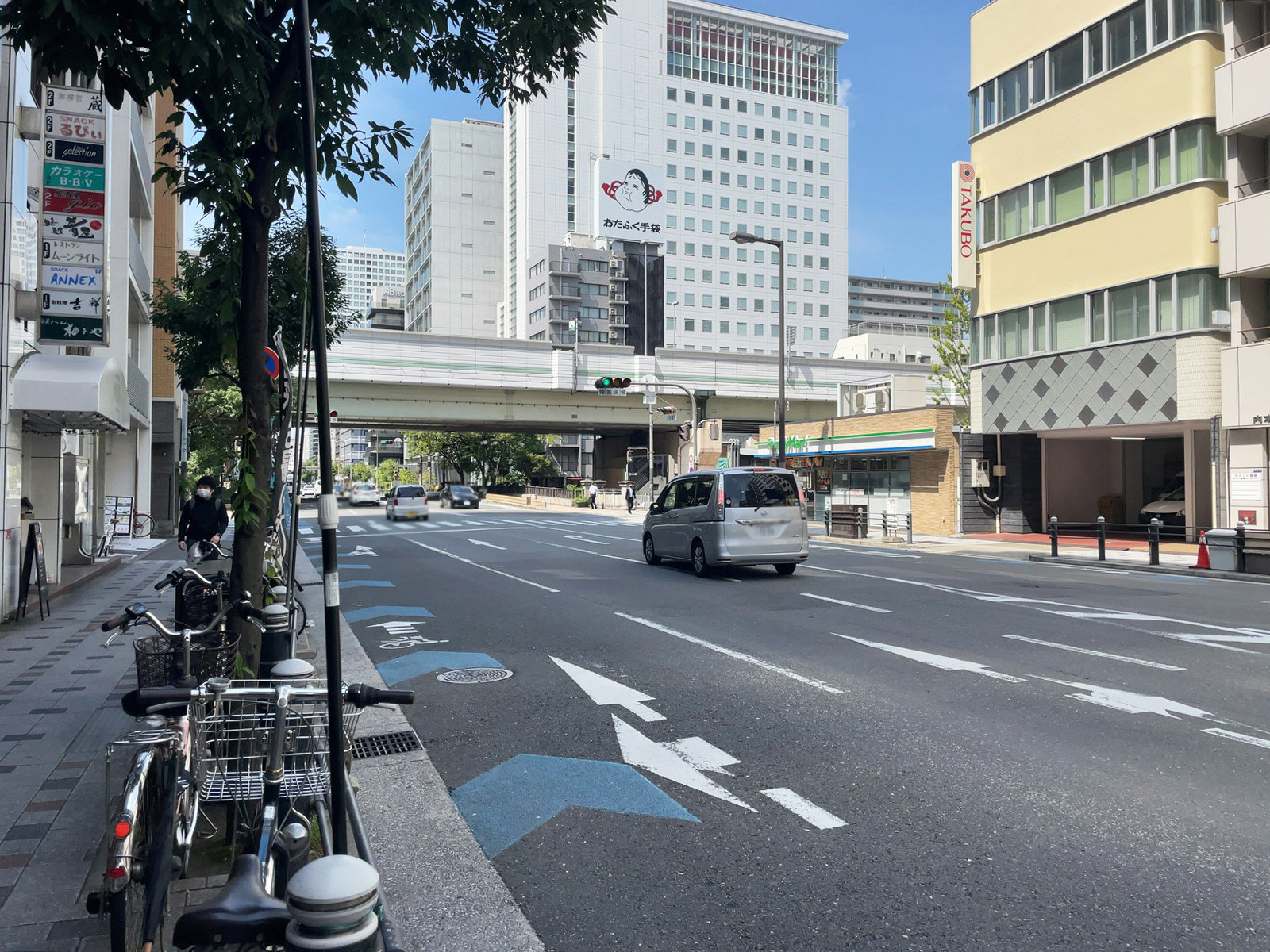 中央内本町ビル前面の本町通