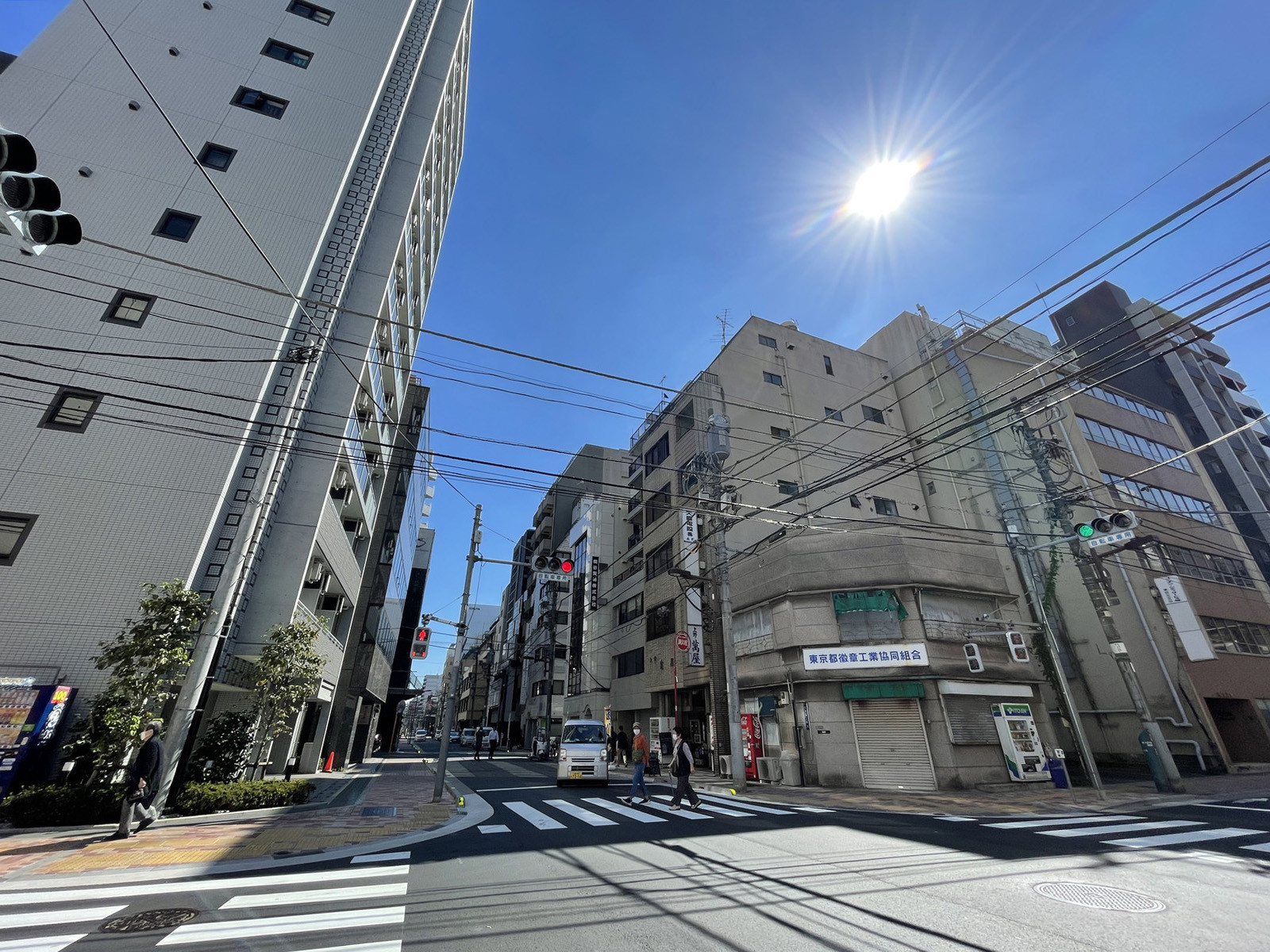 萬屋ビル前面の通り