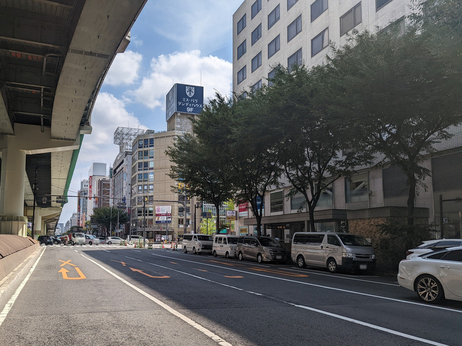 東亜ビル前面の通り