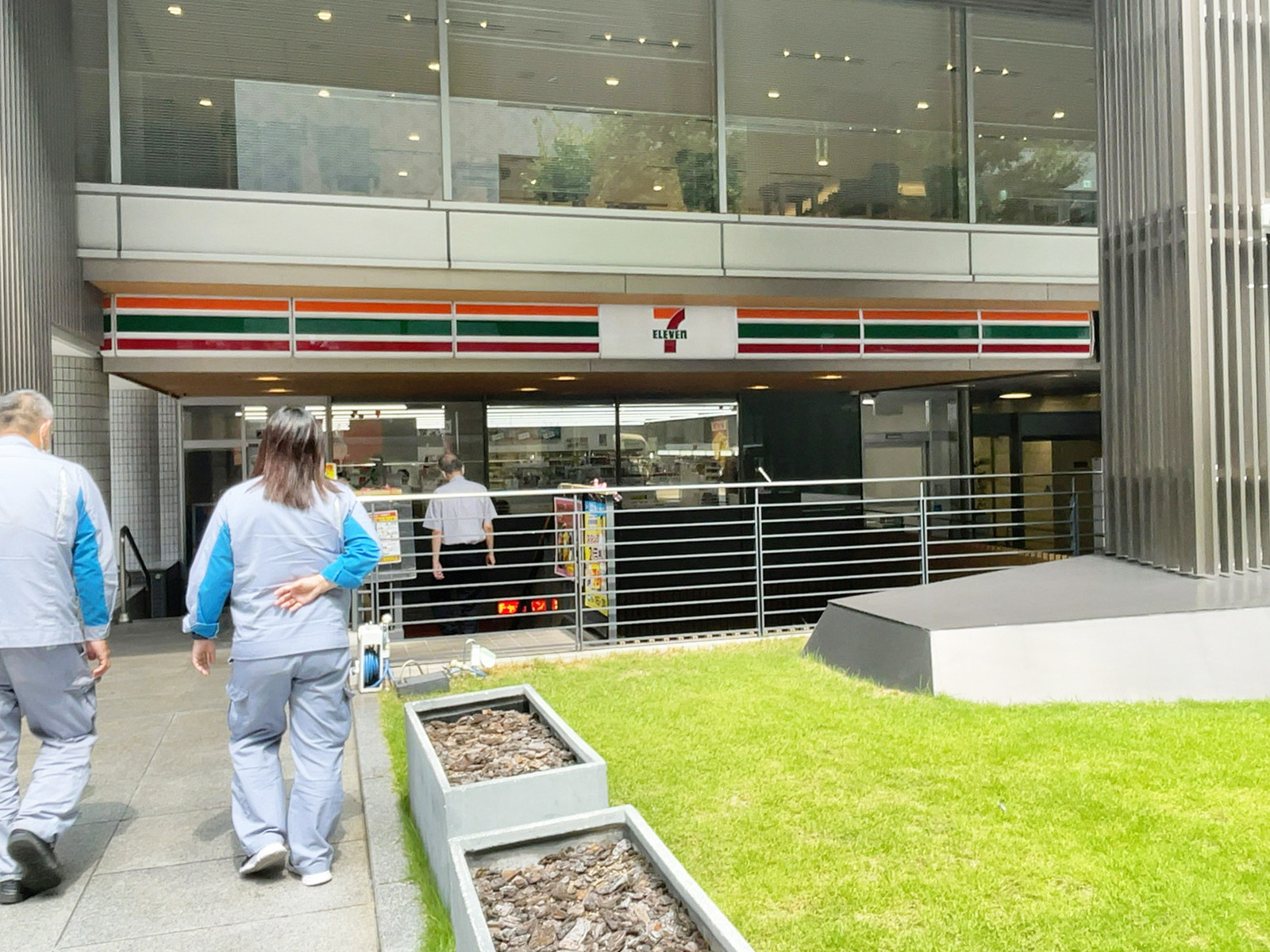 徒歩1分のセブンイレブン大阪南本町2丁目店