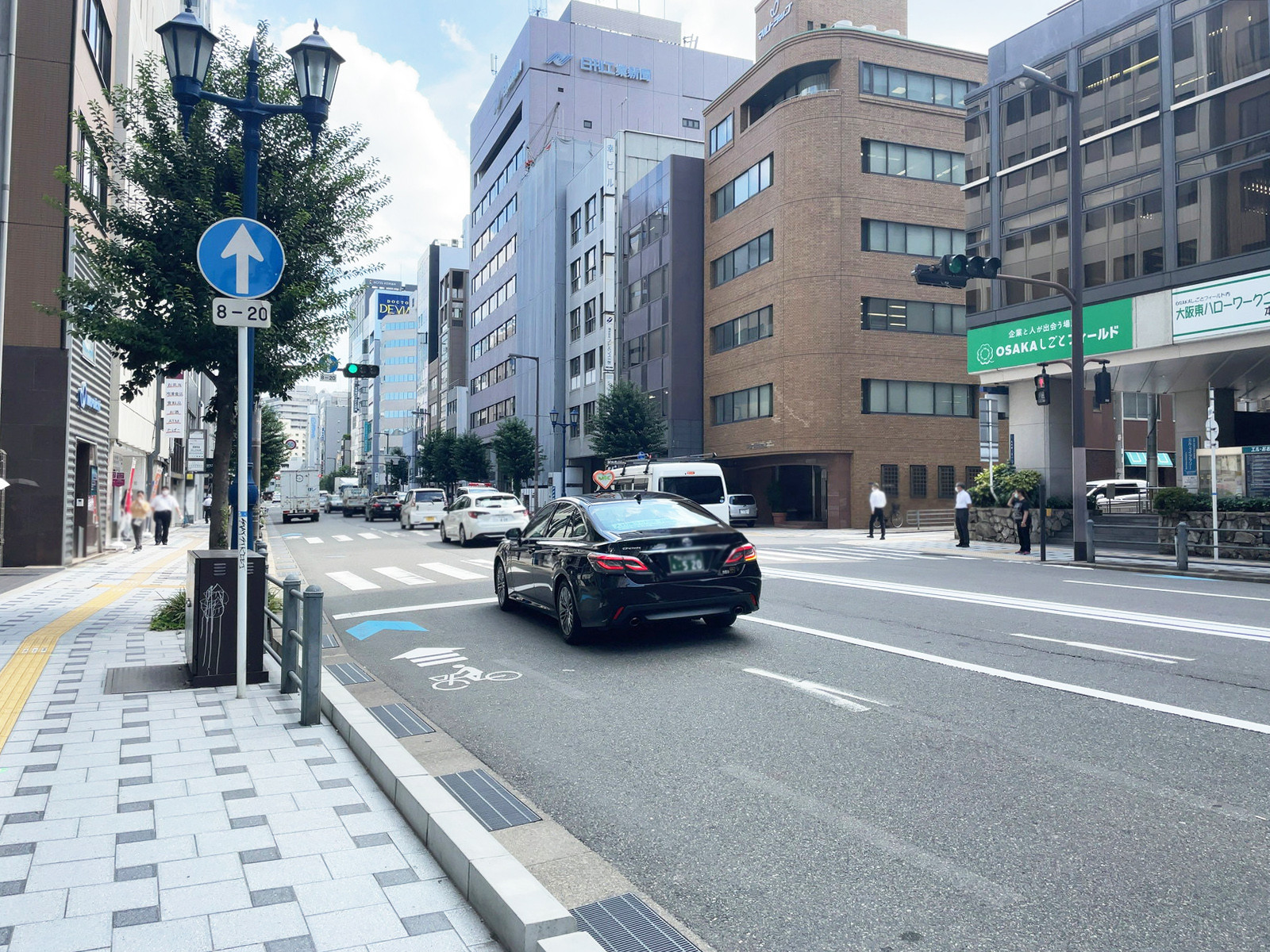 北浜東野村ビル前面の土佐堀通