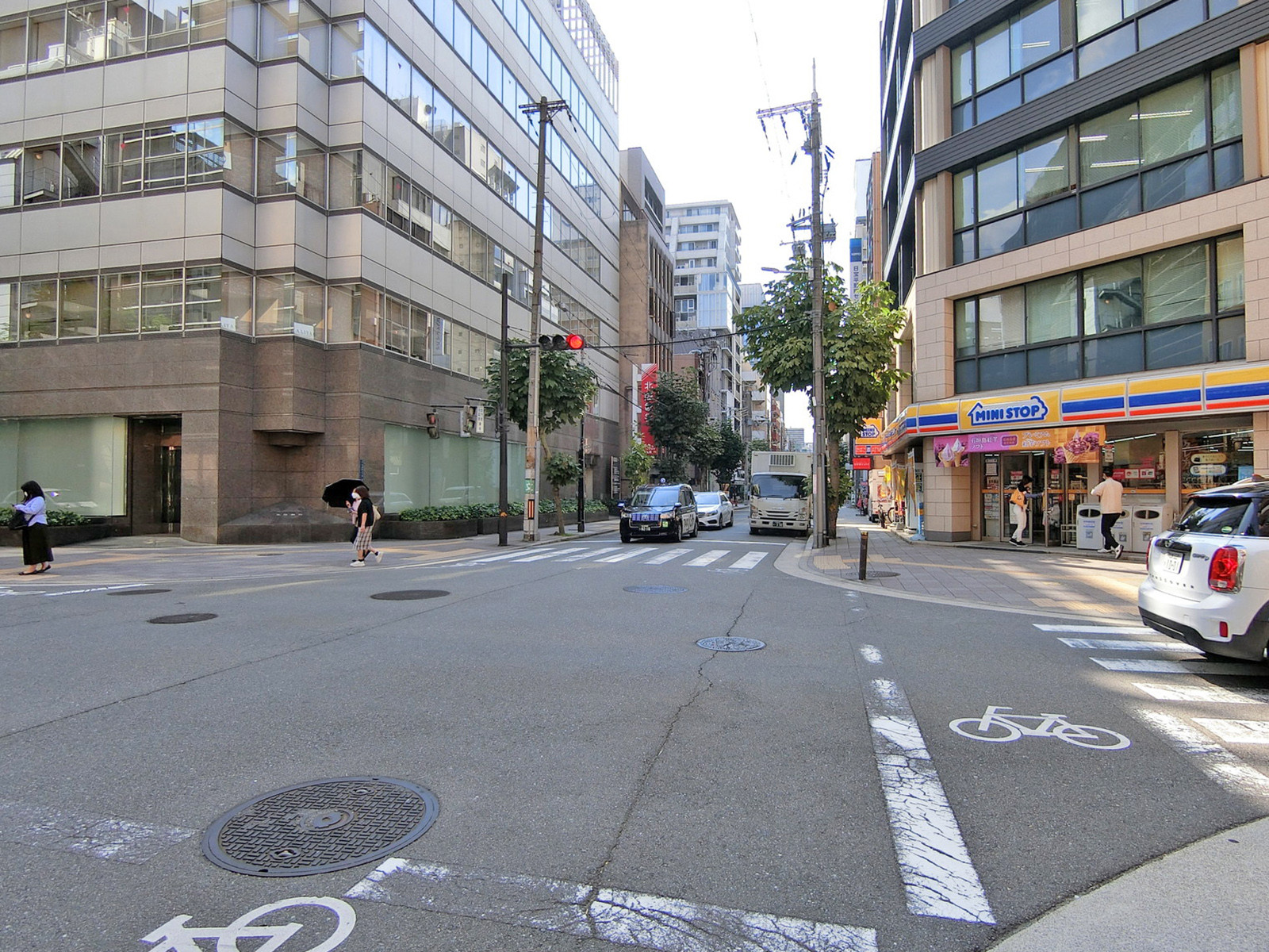 FUKU BLD.三休橋前面の通り