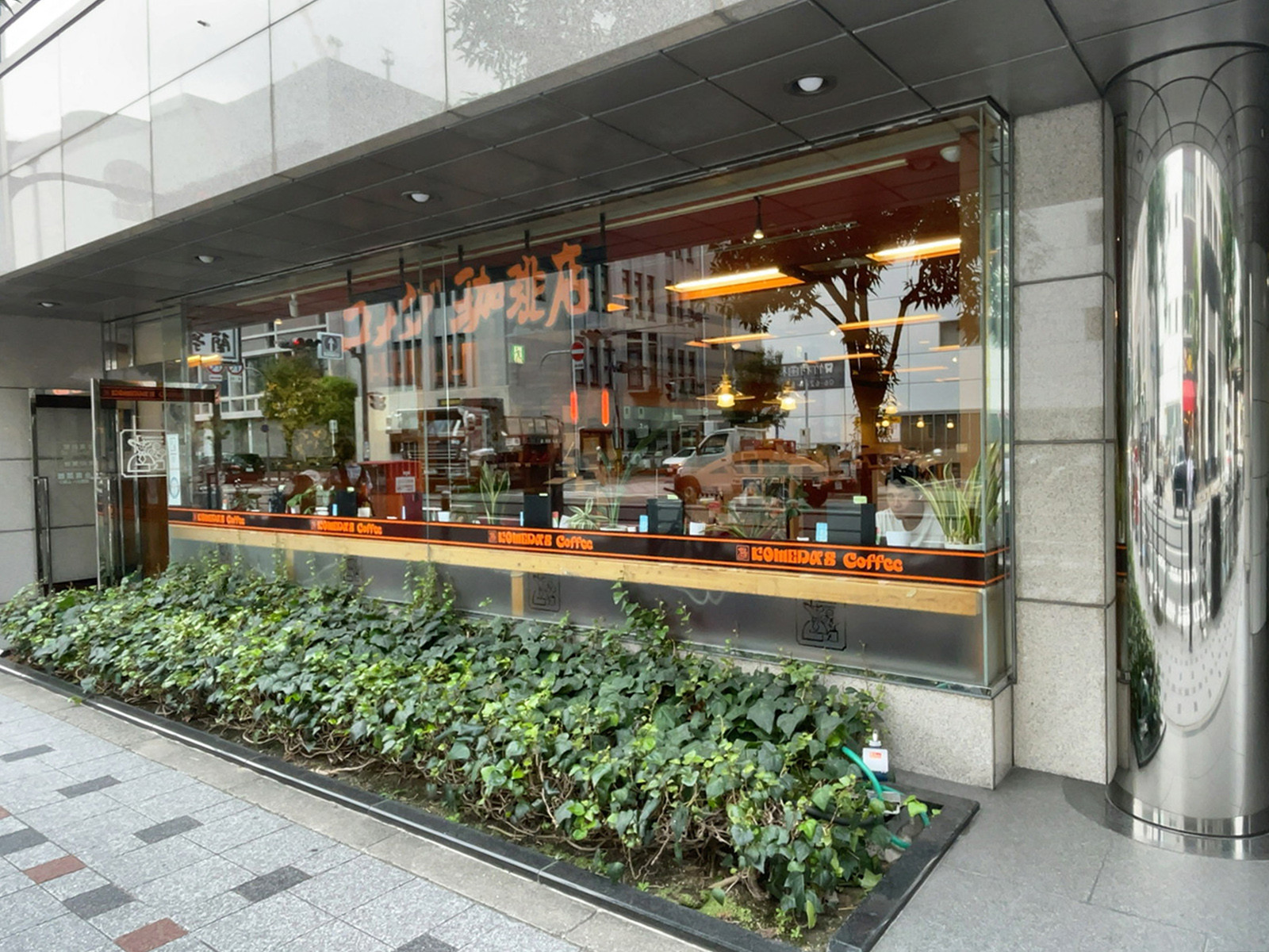 徒歩2分のコメダ珈琲大阪本町店