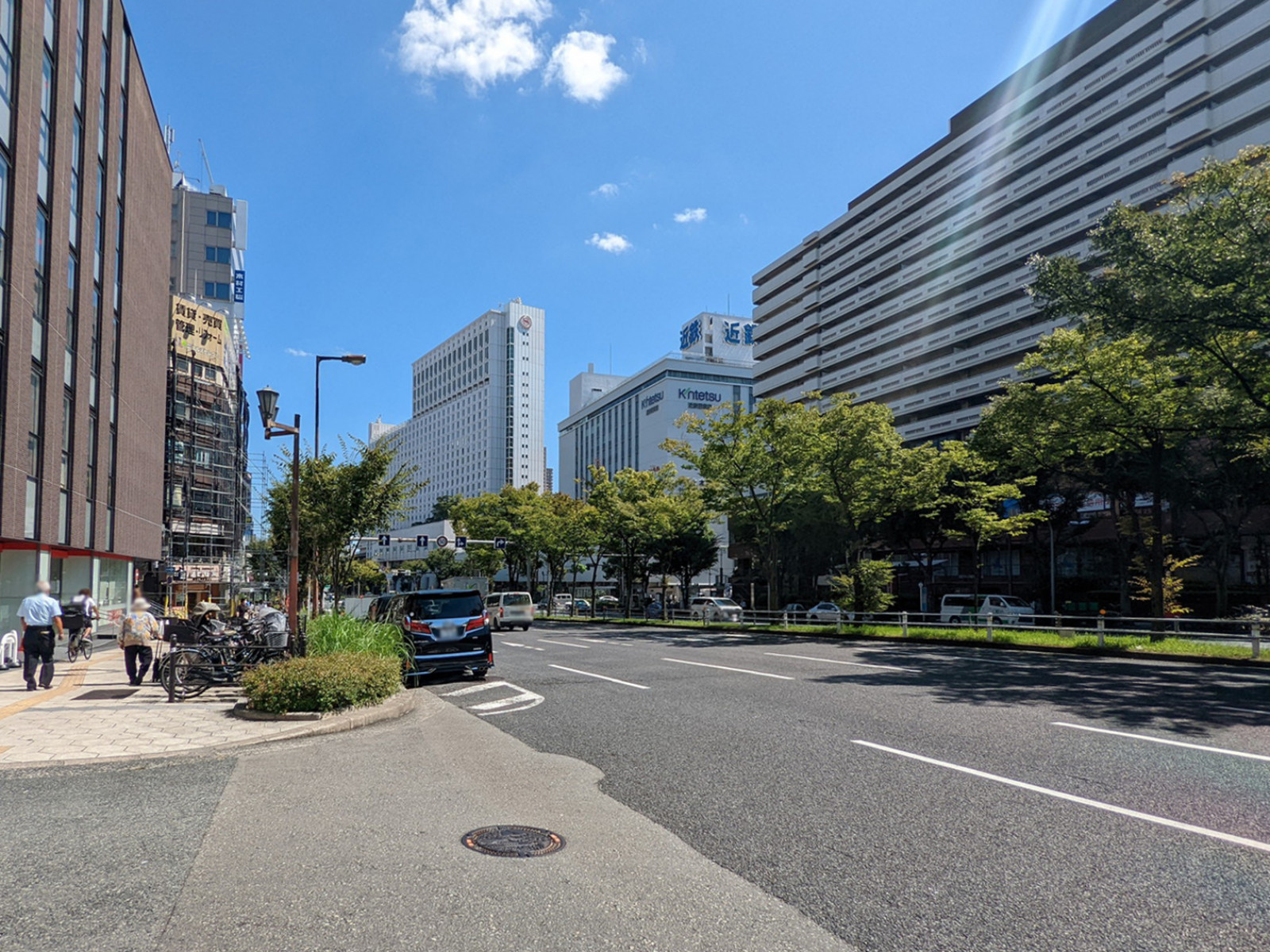 オフィス前面の千日前通り