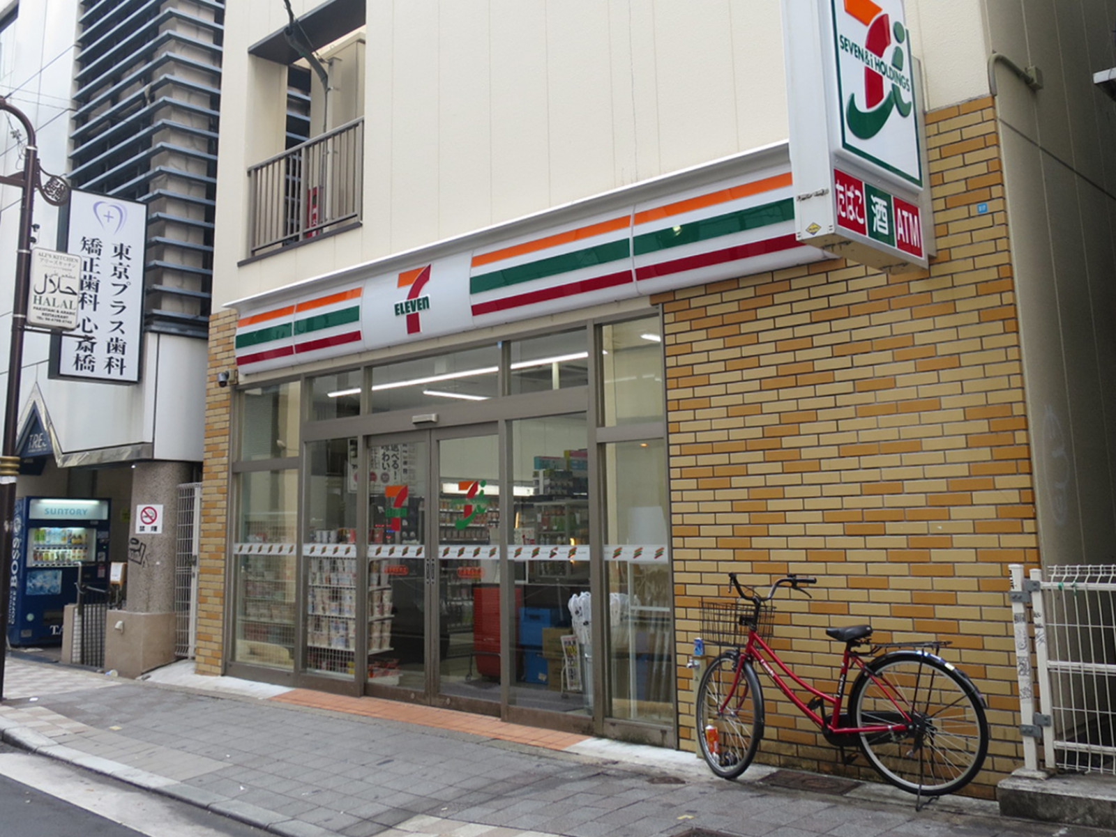 徒歩2分のセブンイレブン心斎橋駅前店