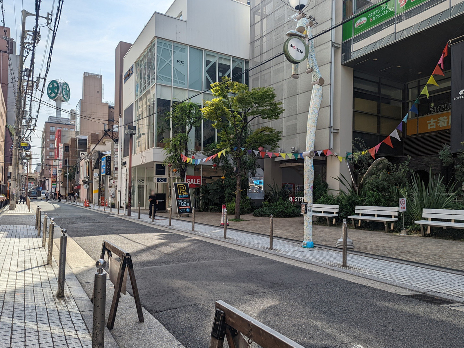 オフィス前面の通り