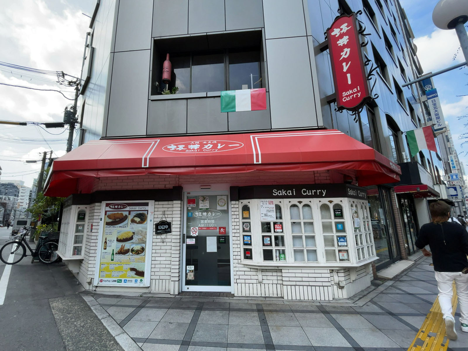 徒歩圏内には飲食店があり