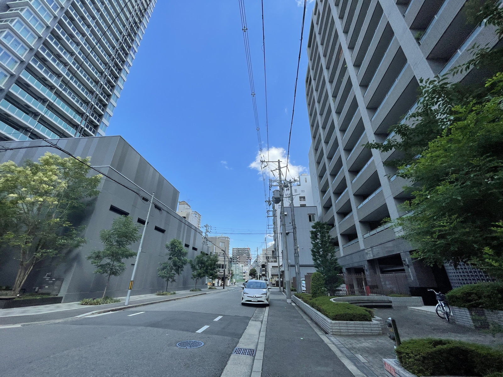 KOUTOKUビル前面の通り