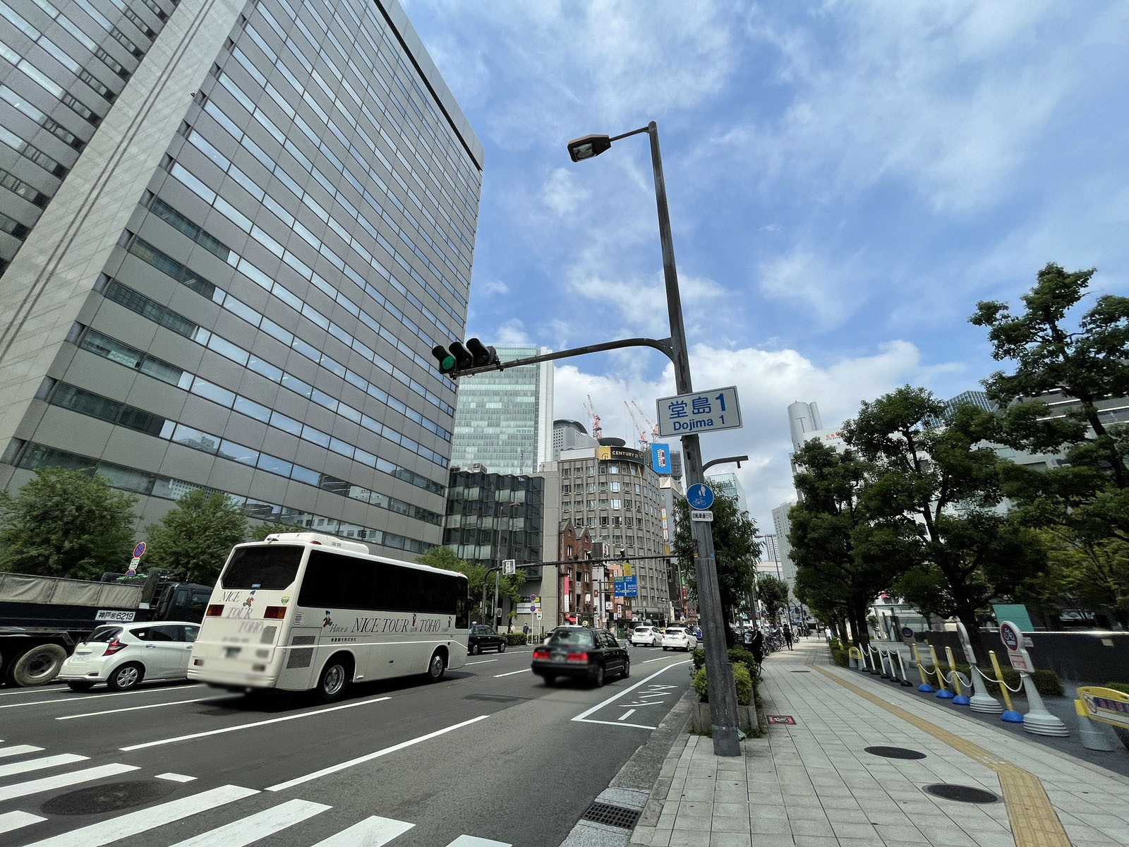 楽ビル前面の通り