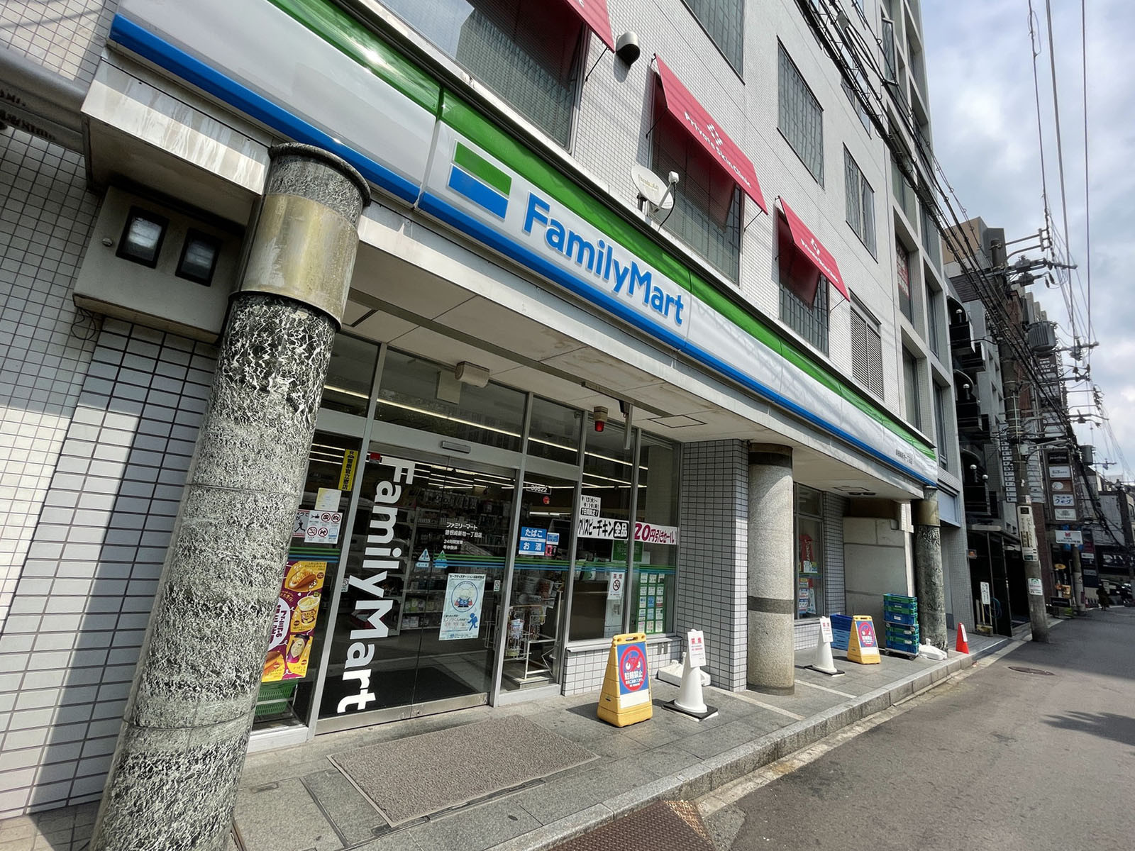 徒歩1分のファミリーマート曽根崎新地1丁目店