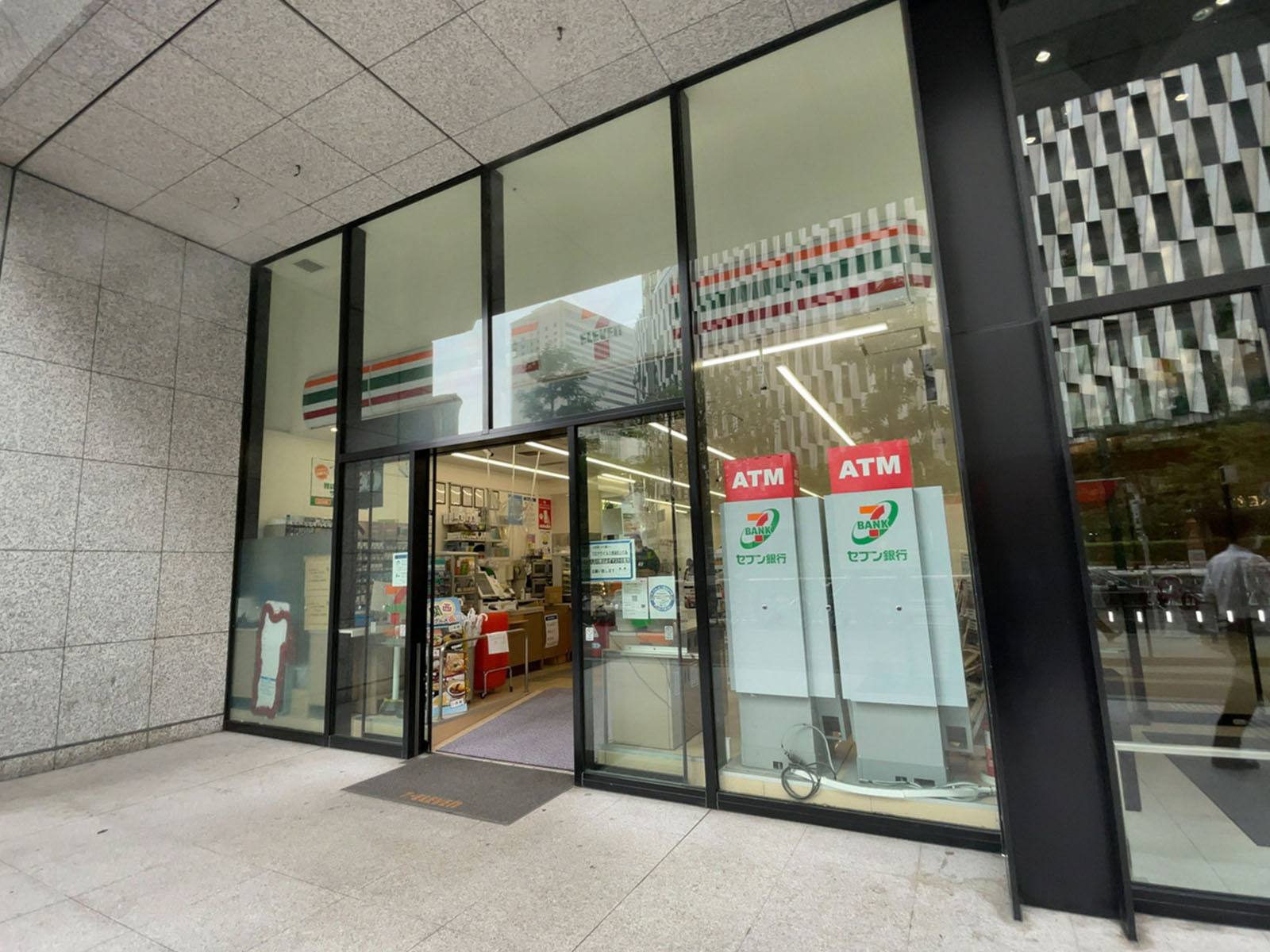 徒歩1分のセブンイレブン梅田曽根崎警察署前店