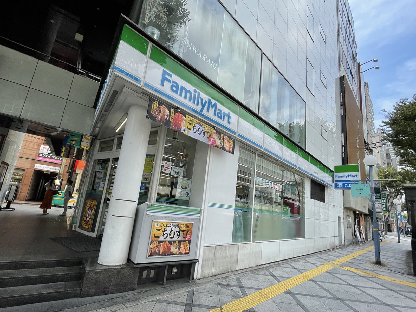 徒歩1分のファミリーマート曽根崎新地店