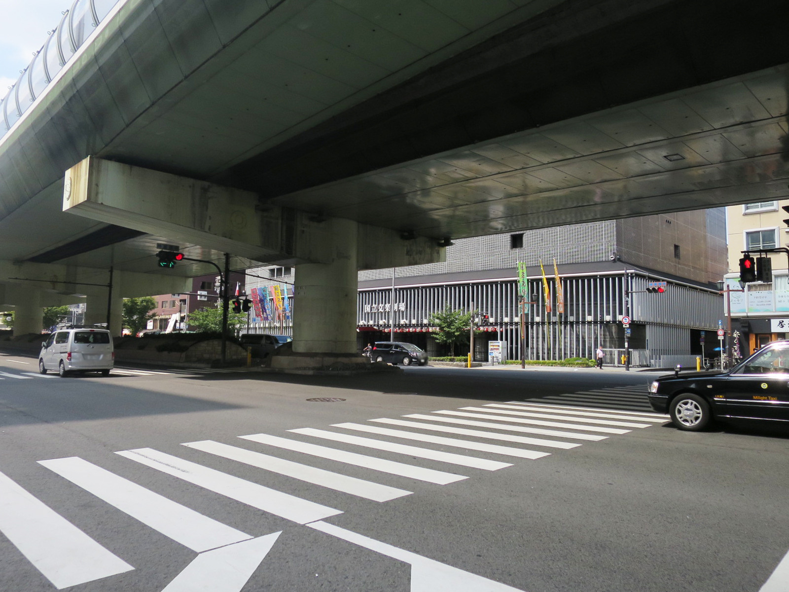 ラパンジール日本橋前面の千日前通