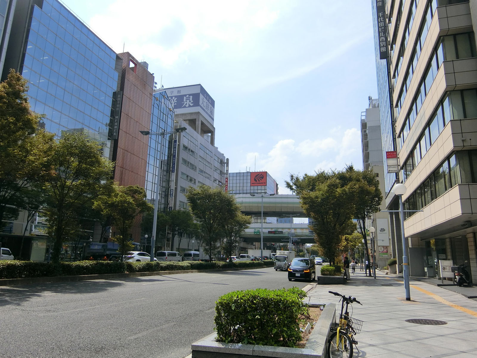 大阪小学館ビル前面の通り