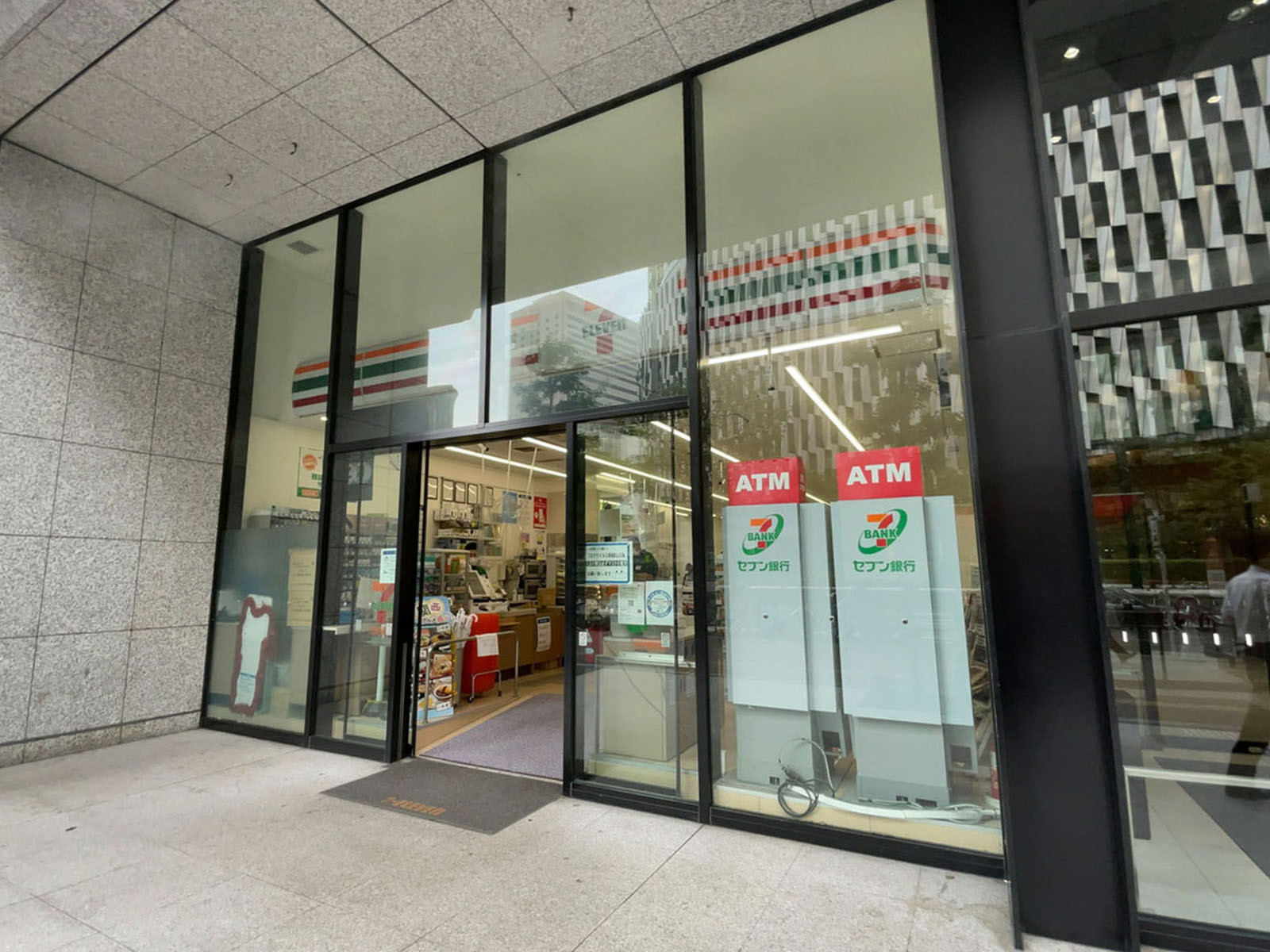 徒歩2分のセブンイレブン梅田曽根崎警察署前店