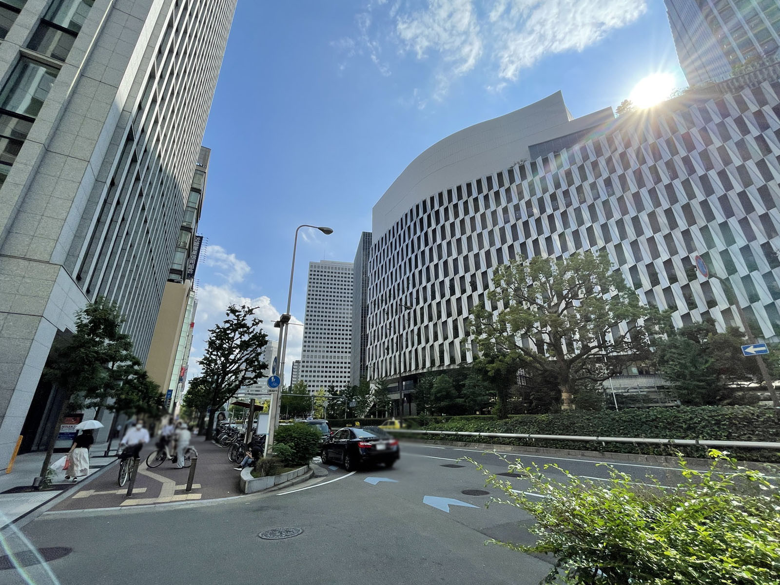 大阪日興ビル前面の御堂筋