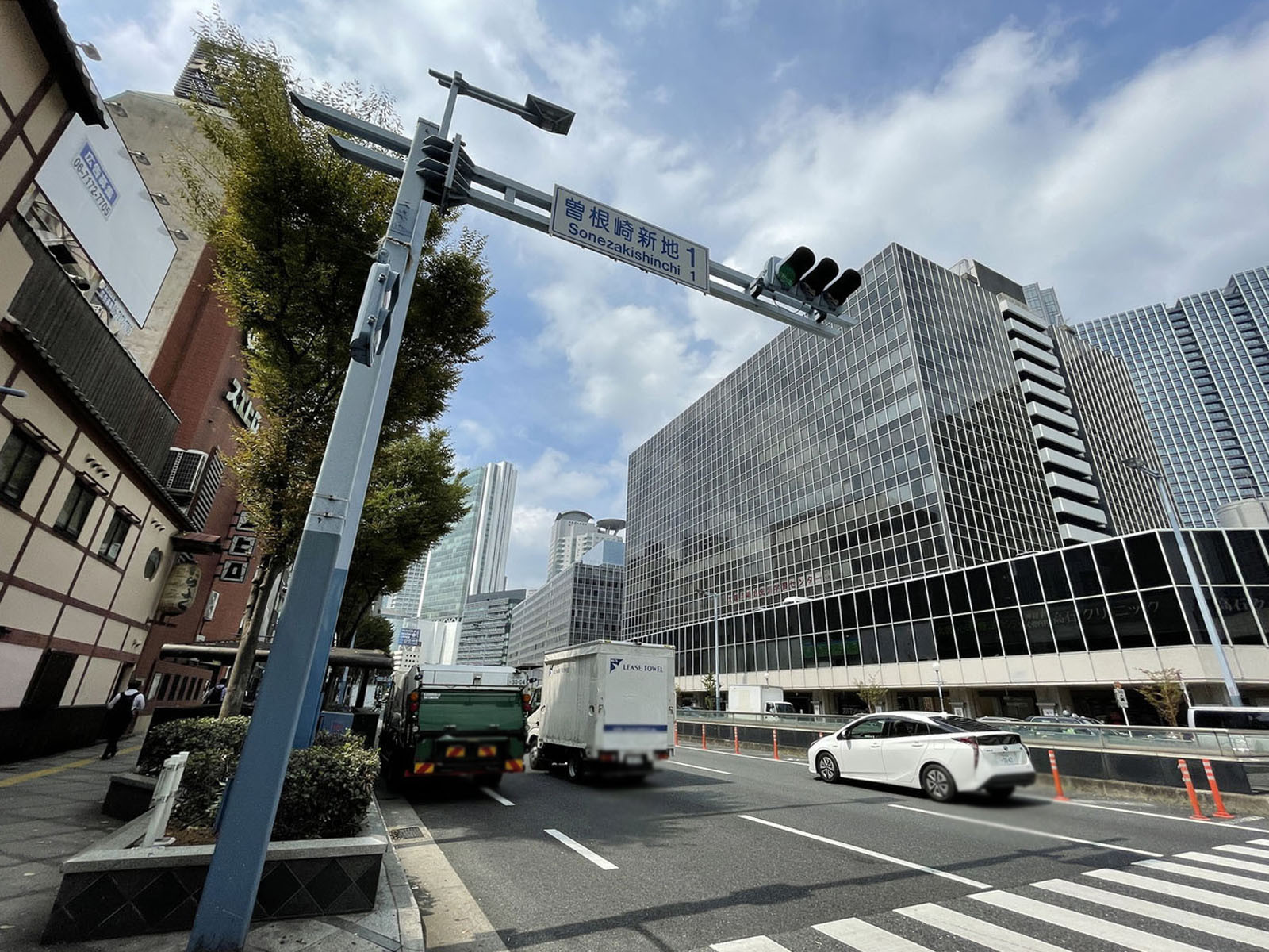 ビル前の曽根崎通