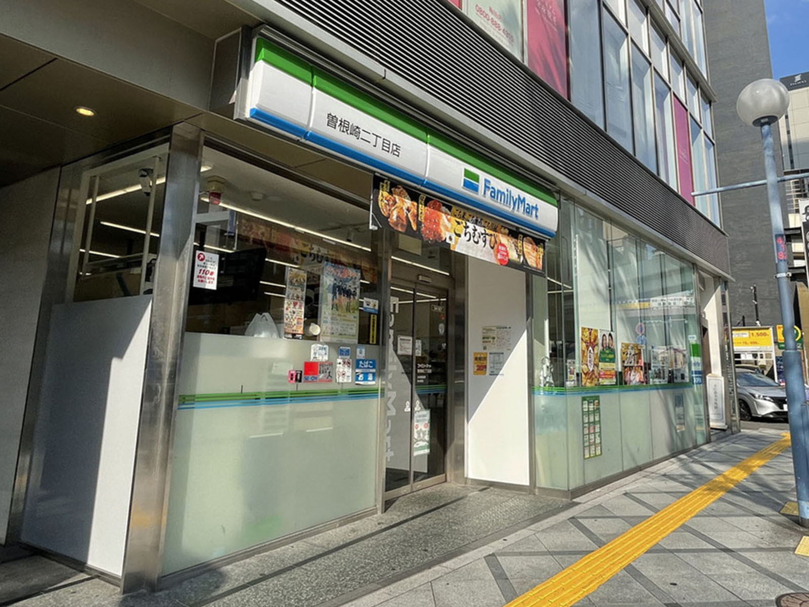 徒歩2分のファミリーマート曽根崎2丁目店