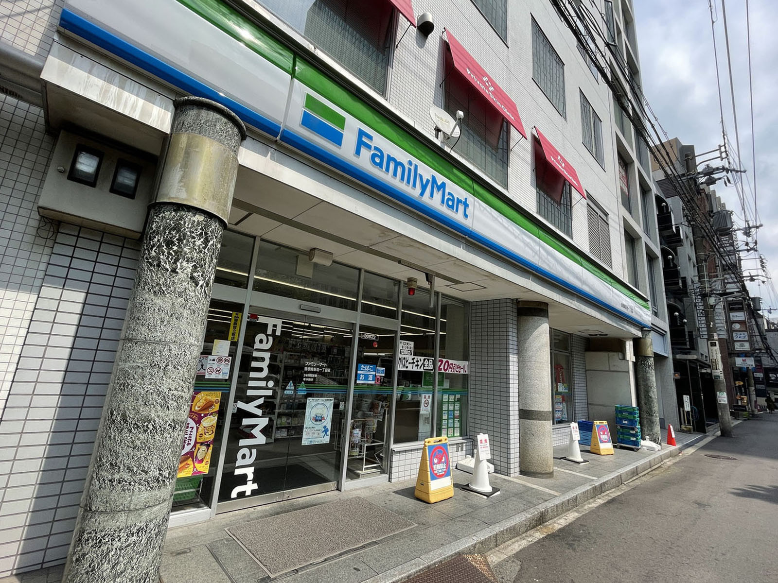 徒歩1分のファミリーマート曽根崎新地1丁目店