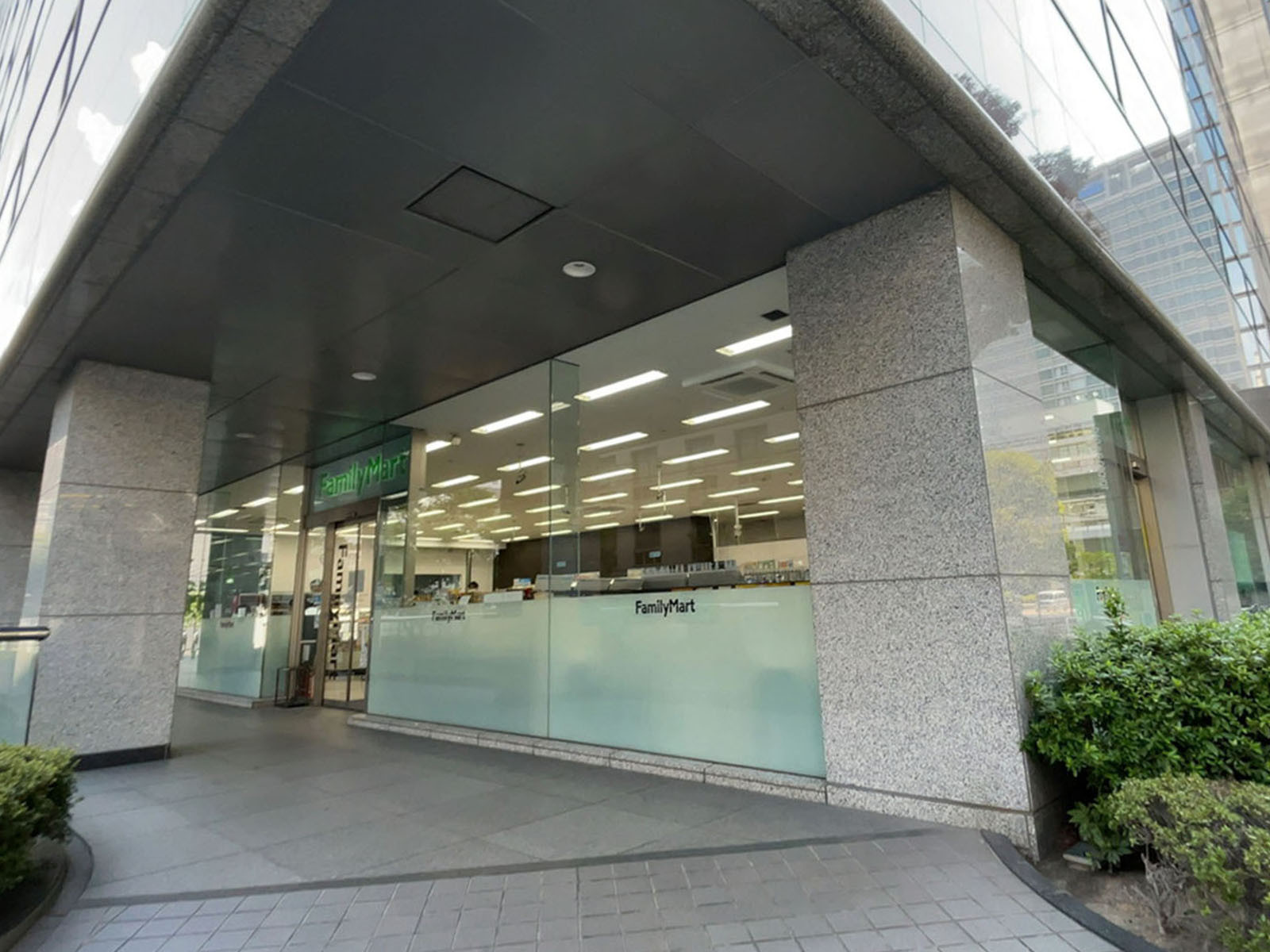 徒歩2分のファミリーマート堂島浜店