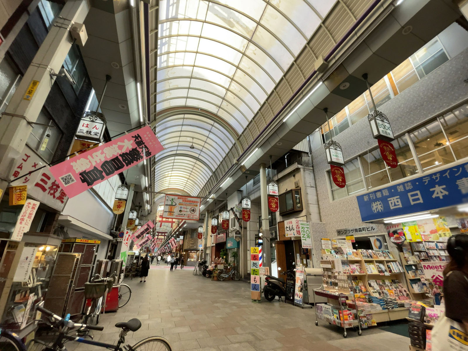 サンプラザ南森町ビル前面の天神橋筋商店街