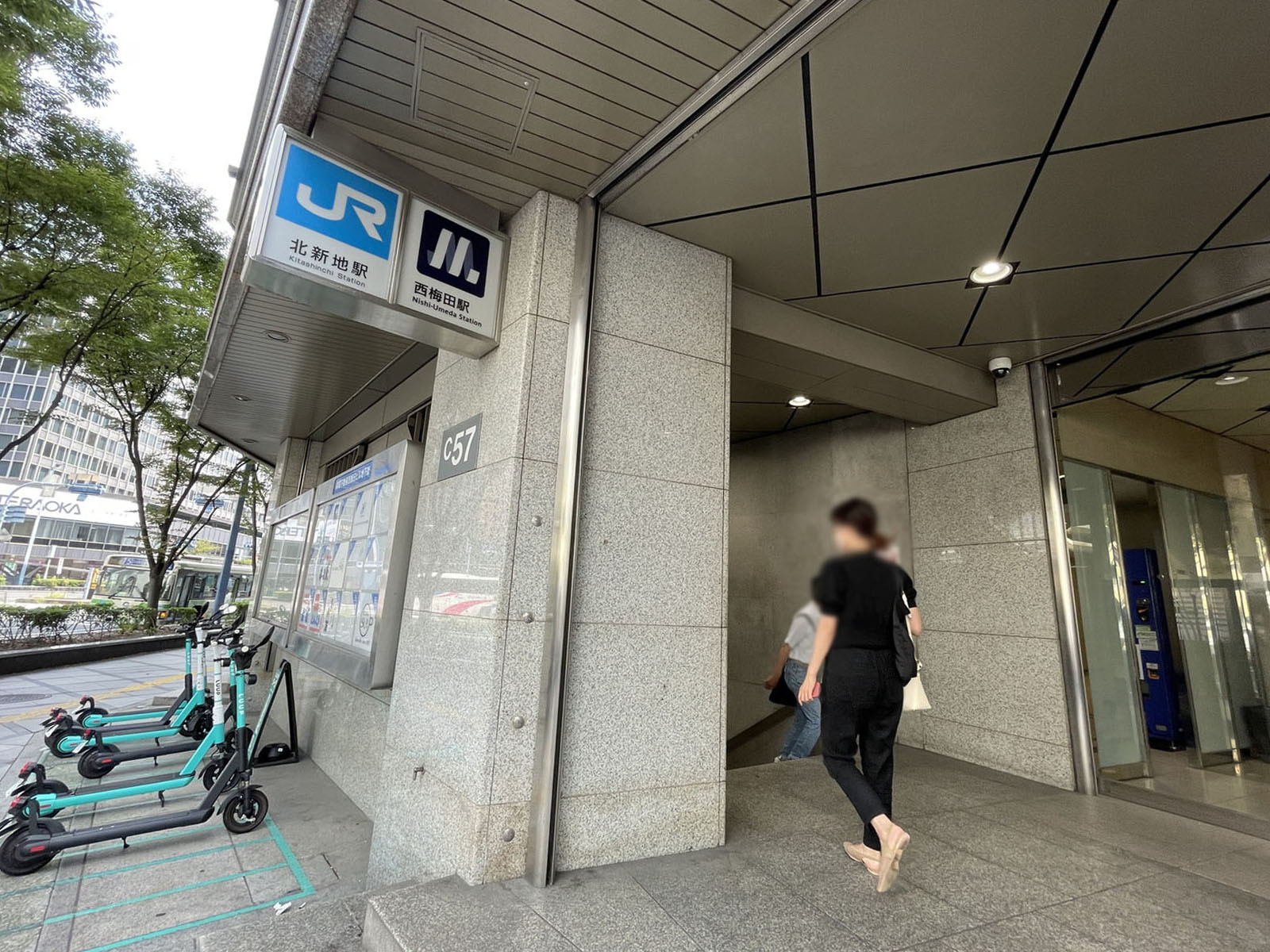付近の「西梅田駅」