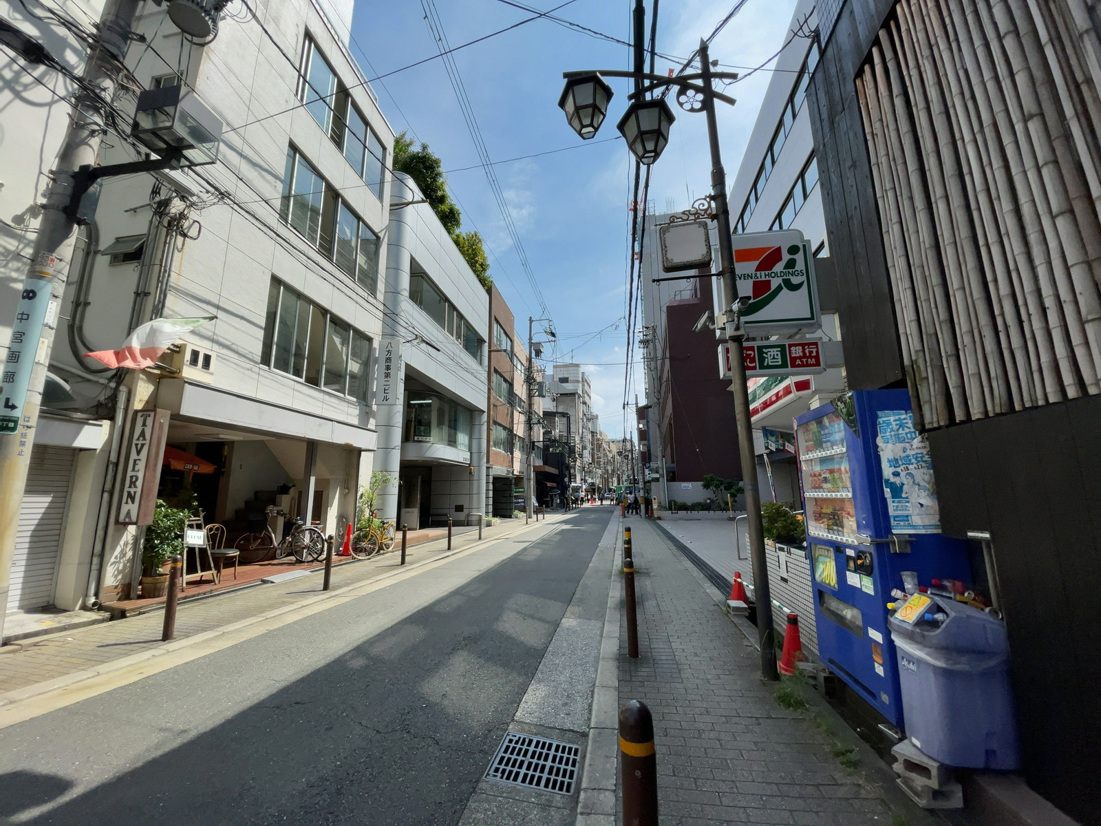 光伸ビル前面の通り